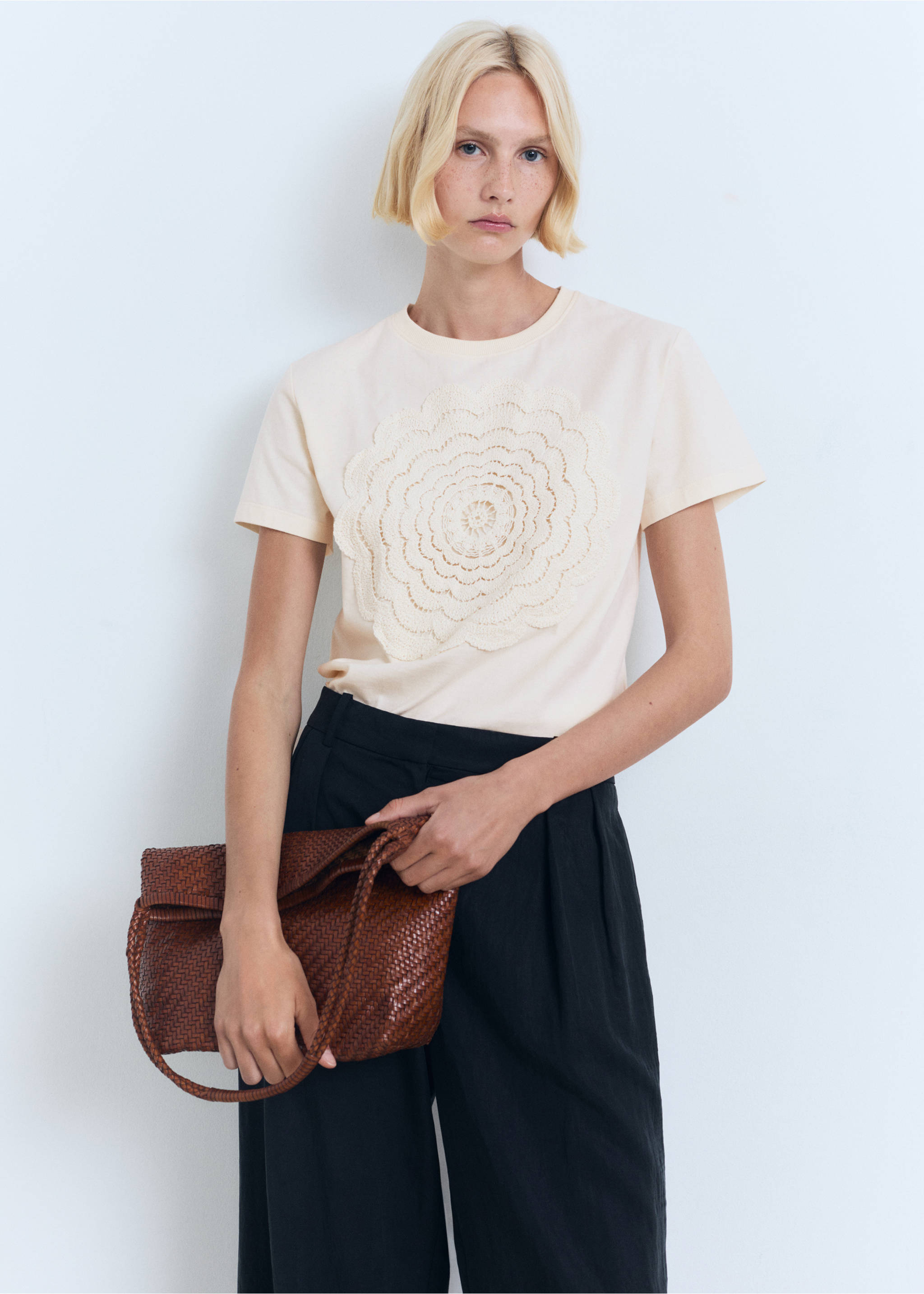 Crochet floral embroidered t-shirt - Medium plane, Ecru. Ref: 17001153-00.