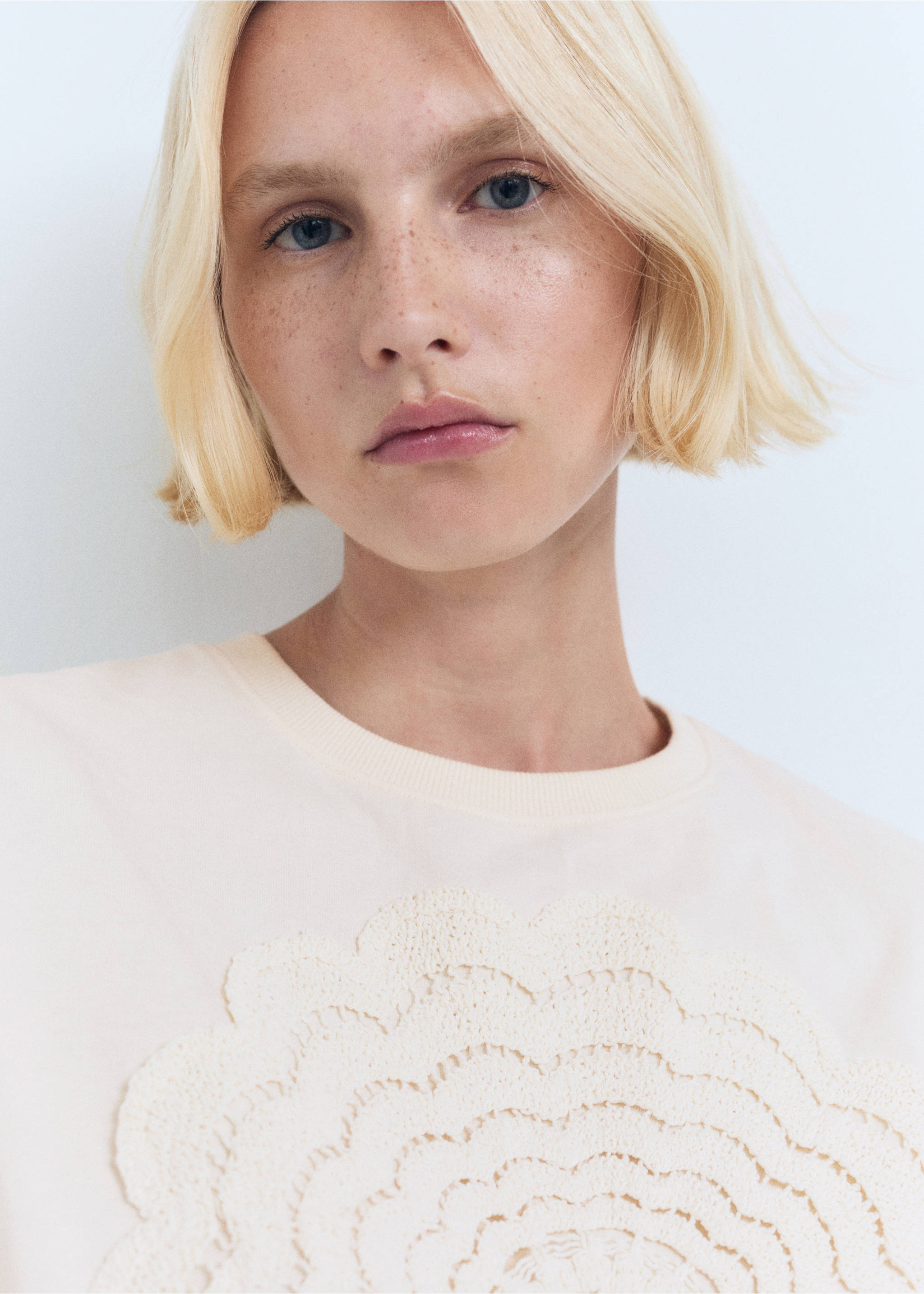 Crochet floral embroidered t-shirt - Details of the article 1, Ecru. Ref: 17001153-00.