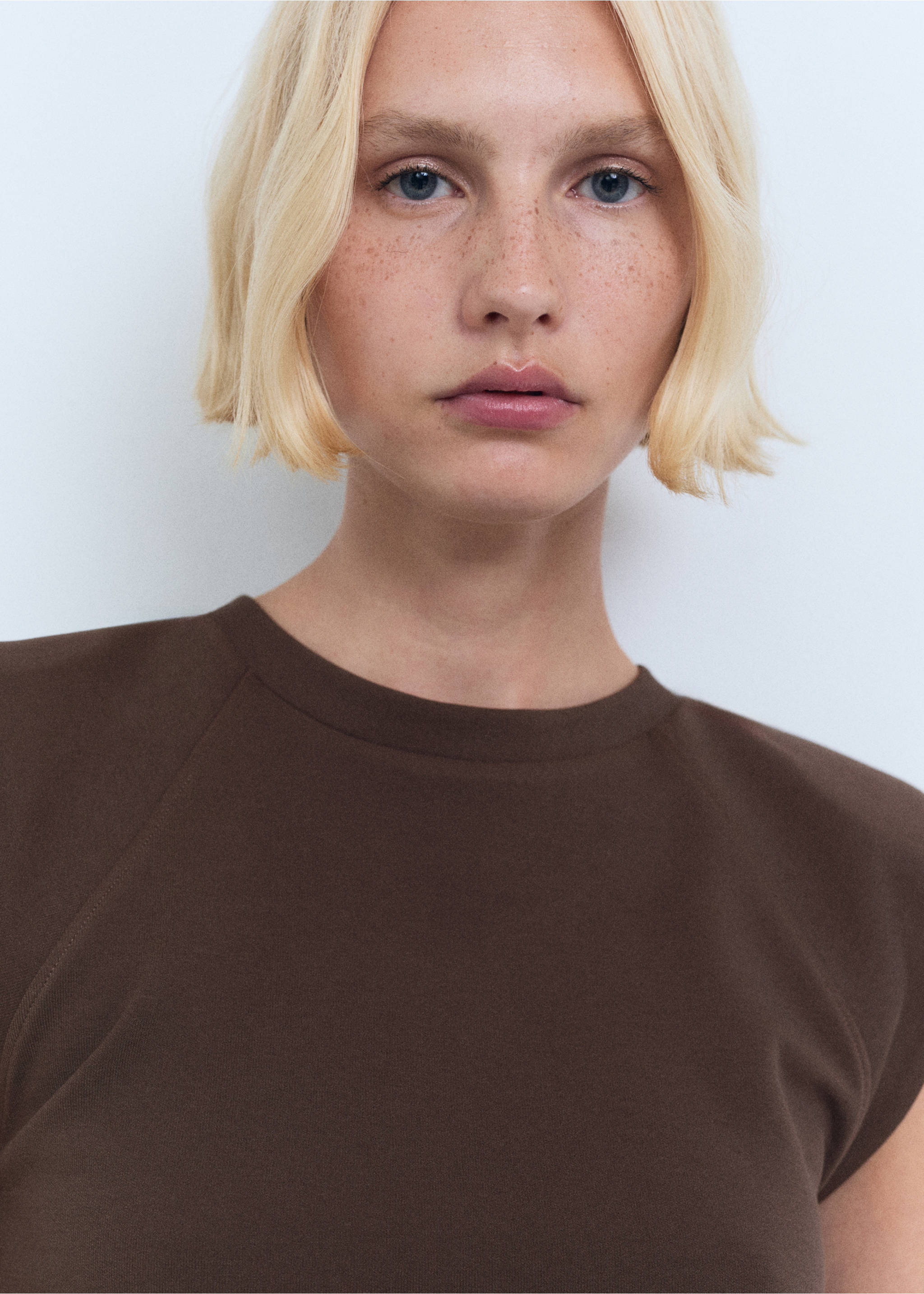 Shoulder pad t-shirt - Details of the article 1, Chocolate. Ref: 17001160-00.