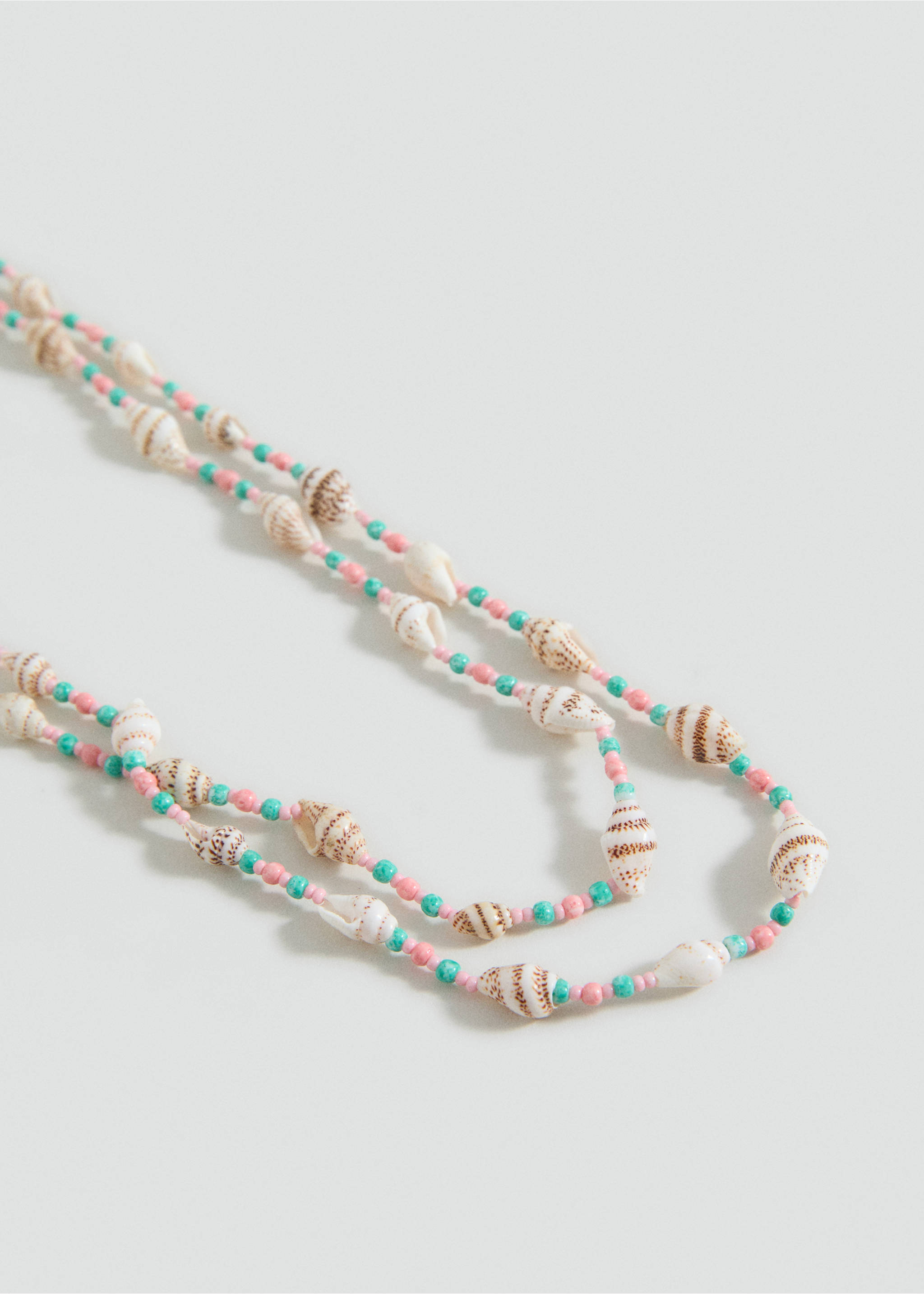 Lange, dreisträngige Kette - Mittlere Ansicht, Sandfarben. Ref: 17001194-00.