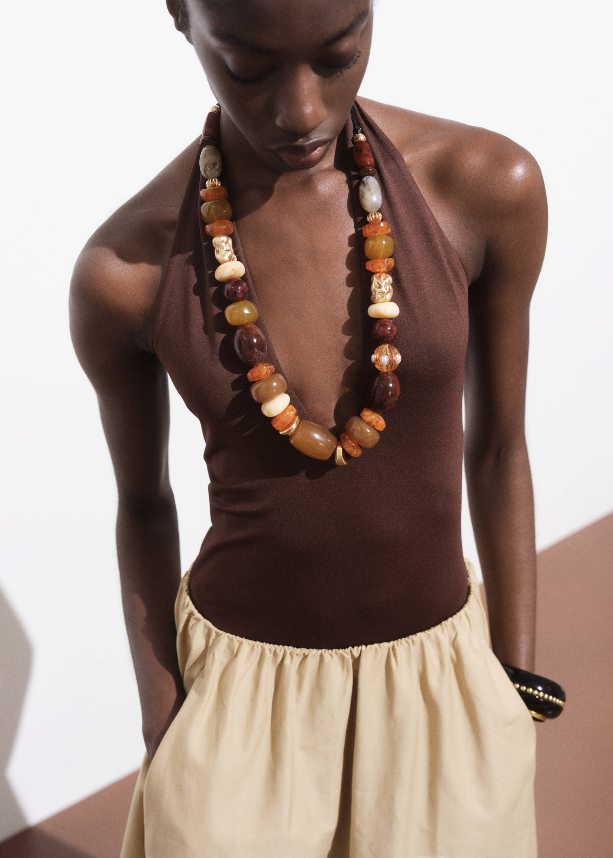 Gecombineerde ketting met maxibollen van hars - Detail van het artikel 9, Bruin. Ref: 17001197-00.