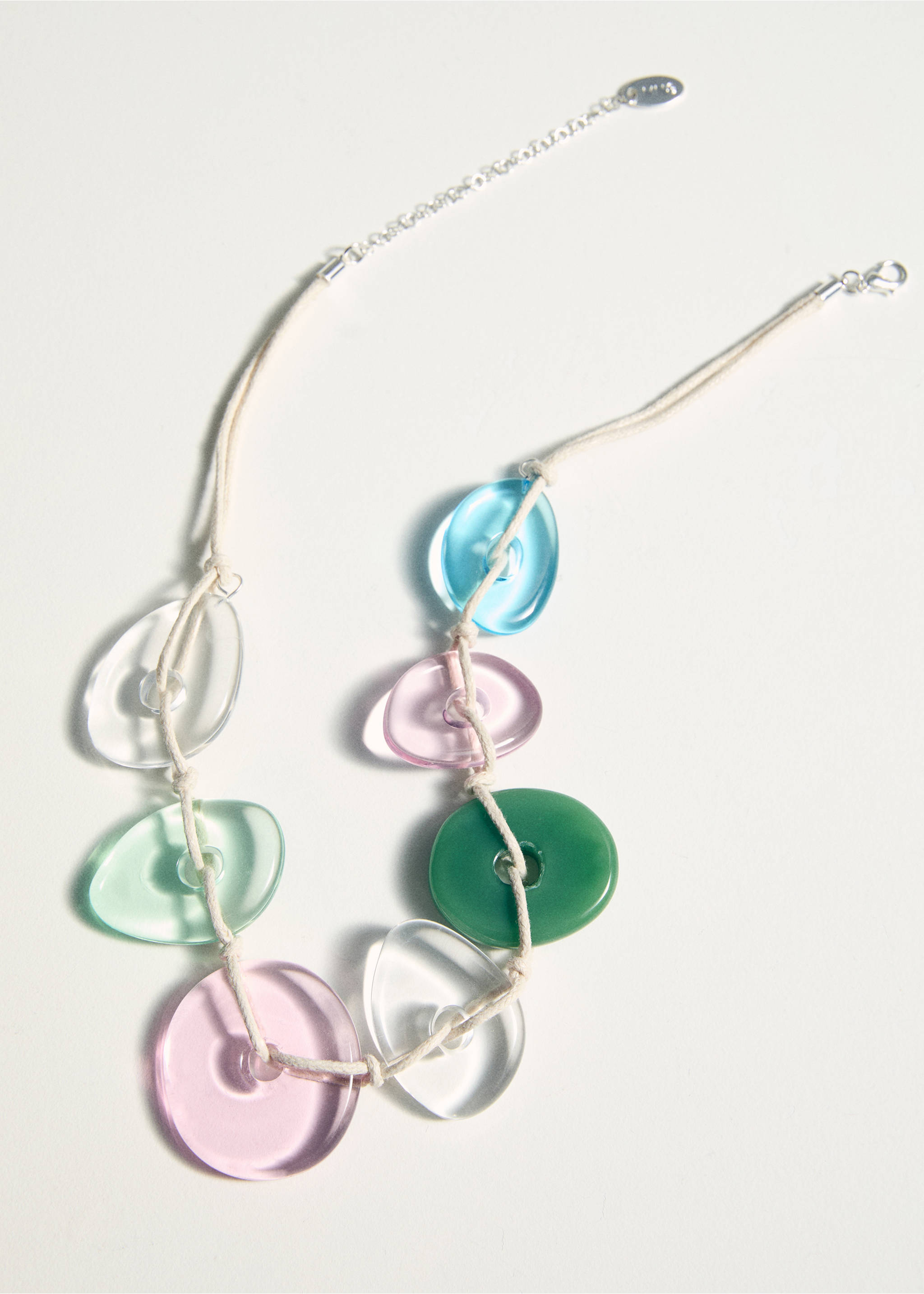 Ketting met gecombineerde hangers - Detail van het artikel 5, Wit. Ref: 17001198-00.