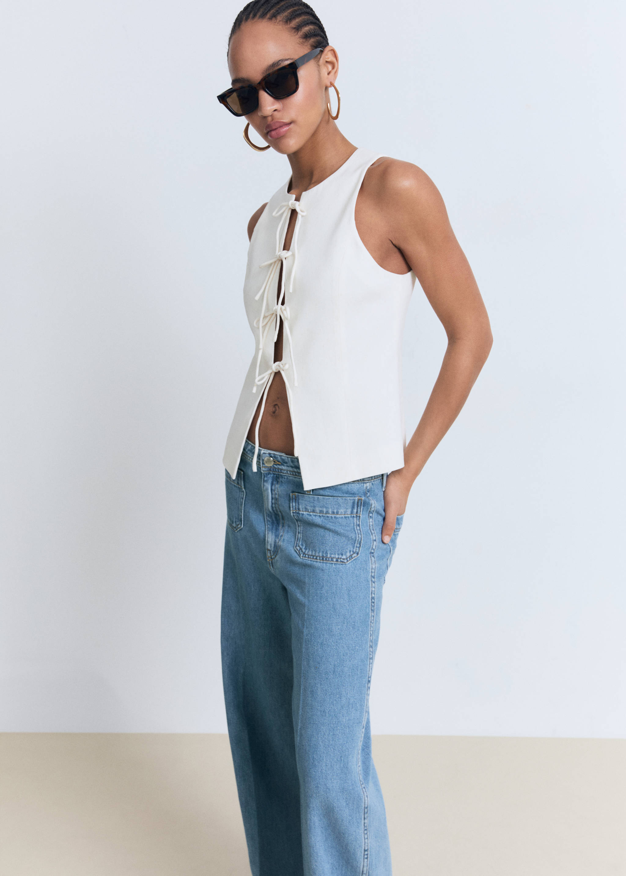 High-rise wide leg  jeans with pockets - Details of the article 1