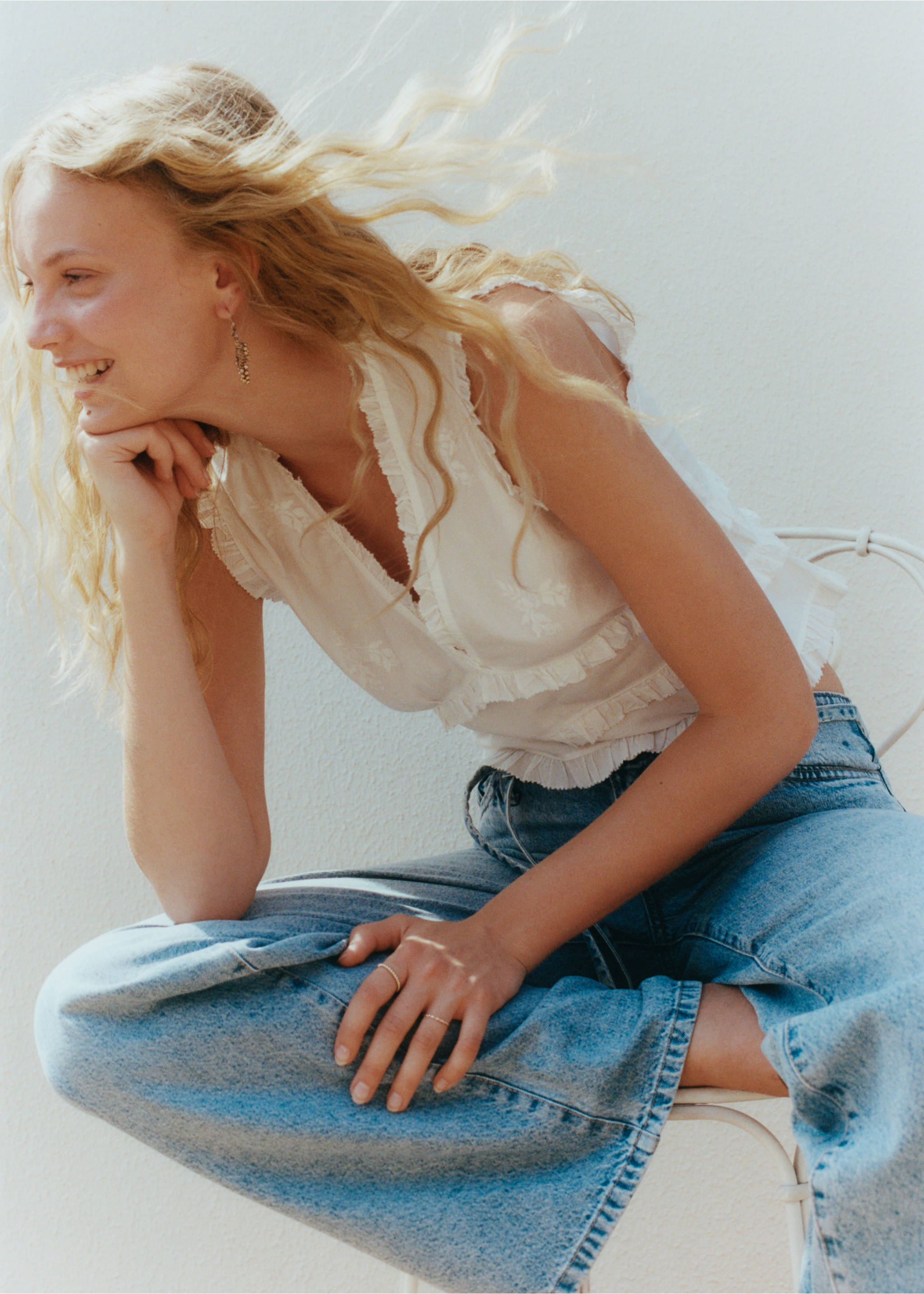 Wide leg jeans with loop - Details of the article 6, Light Blue. Ref: 17001230-00.