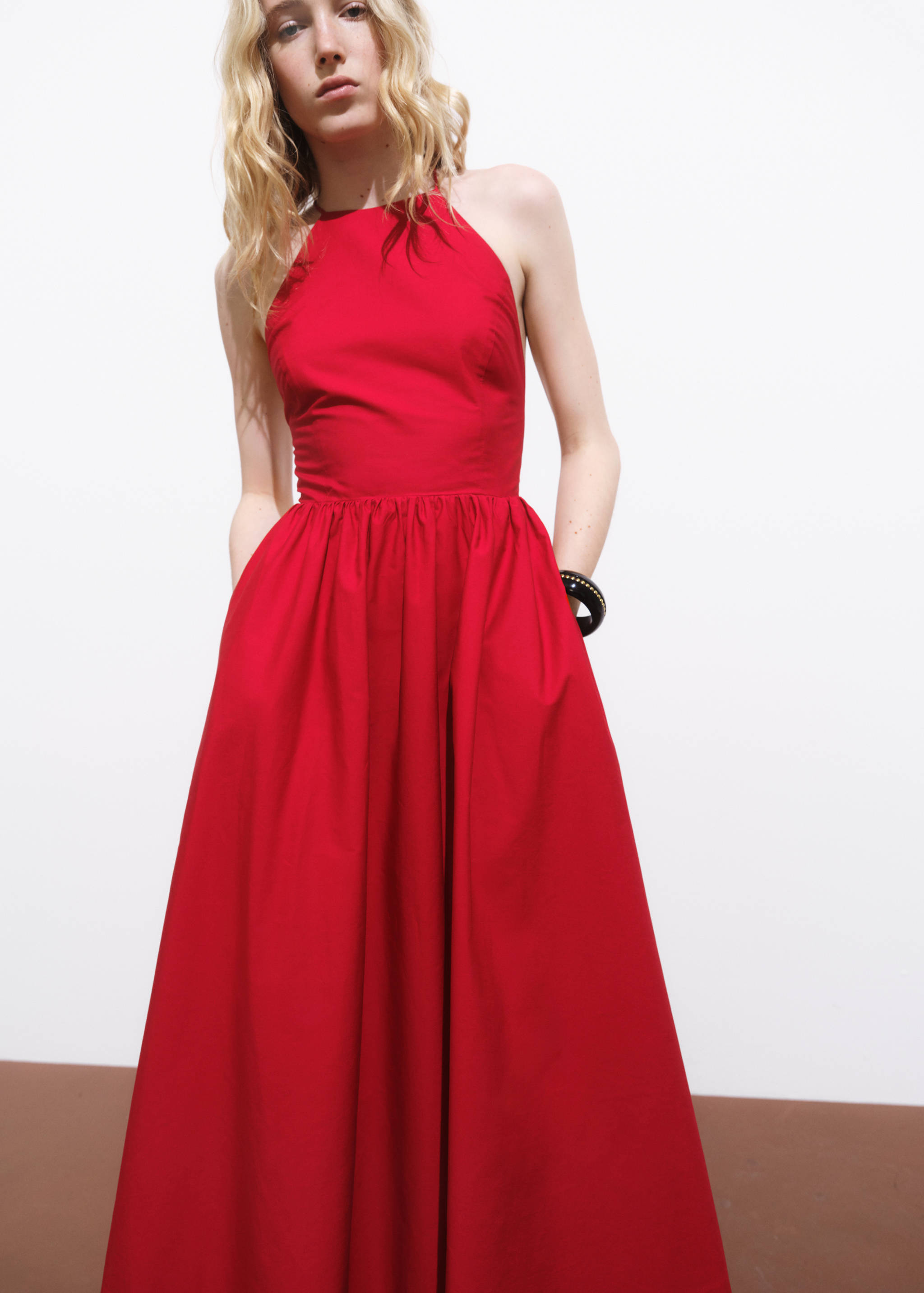 Halter dress with crossed back - Medium plane