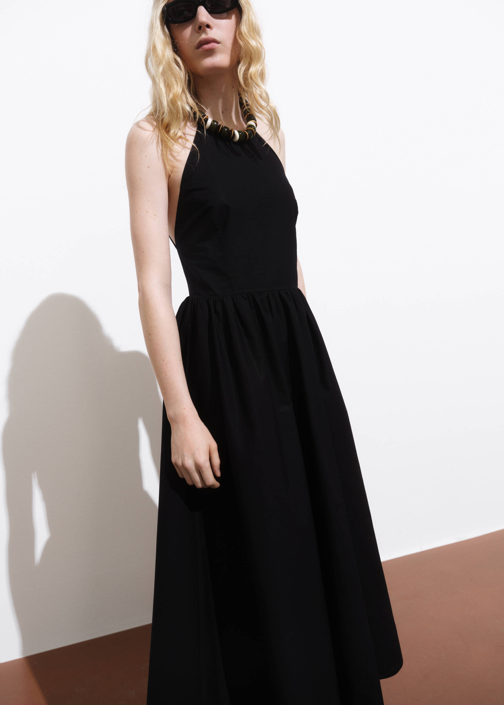 Halter dress with crossed back - Medium plane