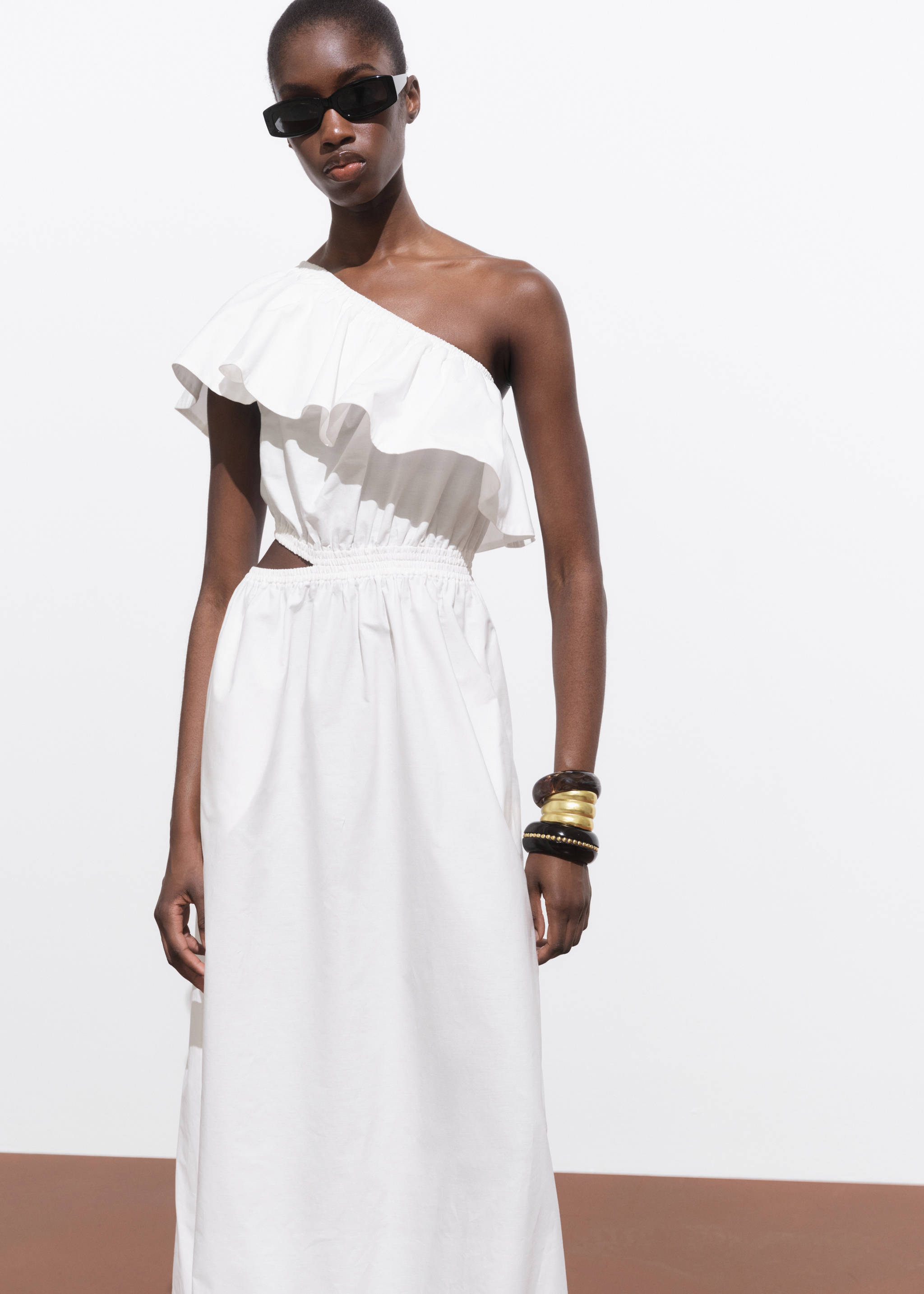 Asymmetrical dress with cut-out - Medium plane
