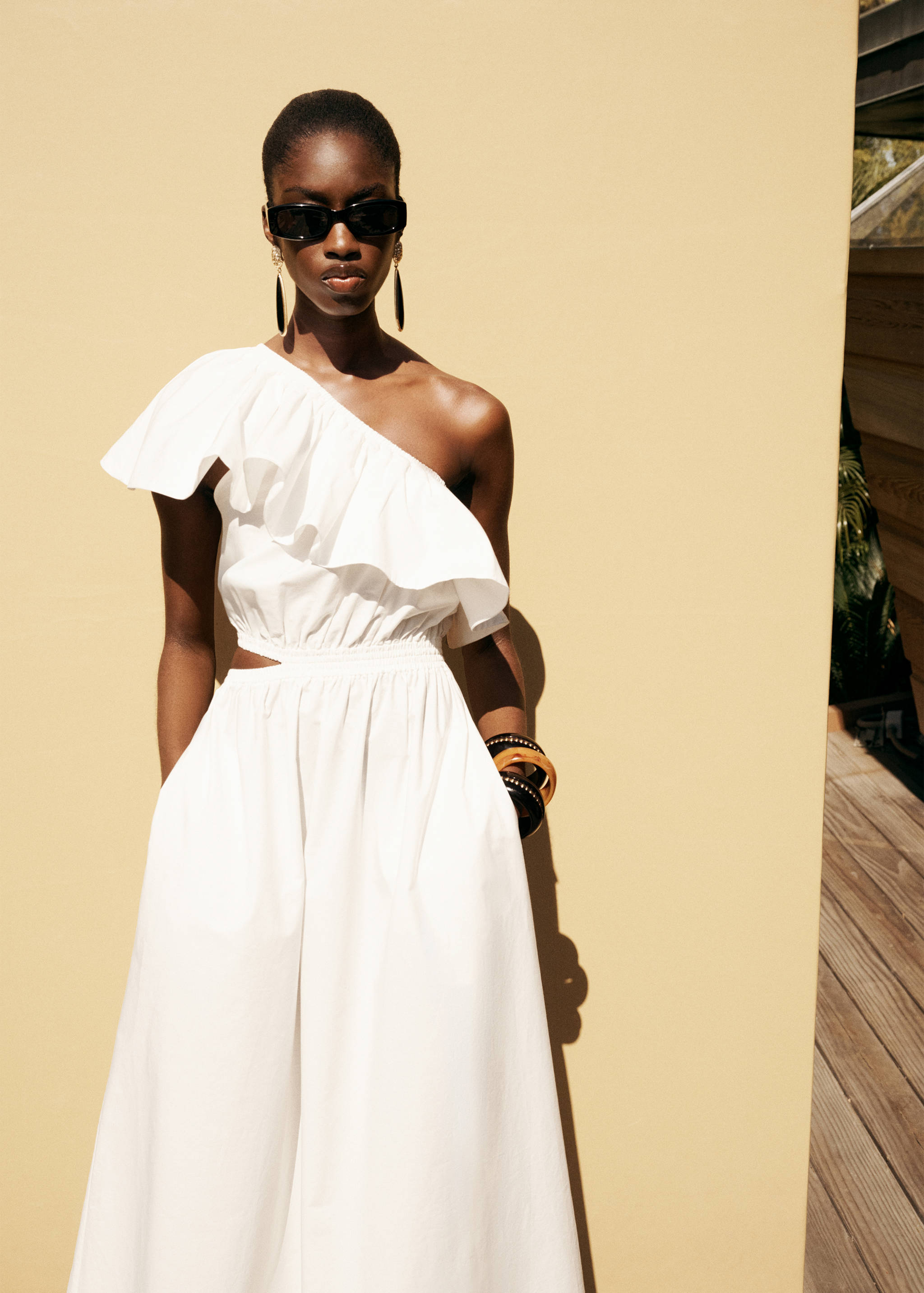 Asymmetrical dress with cut-out - Details of the article 3