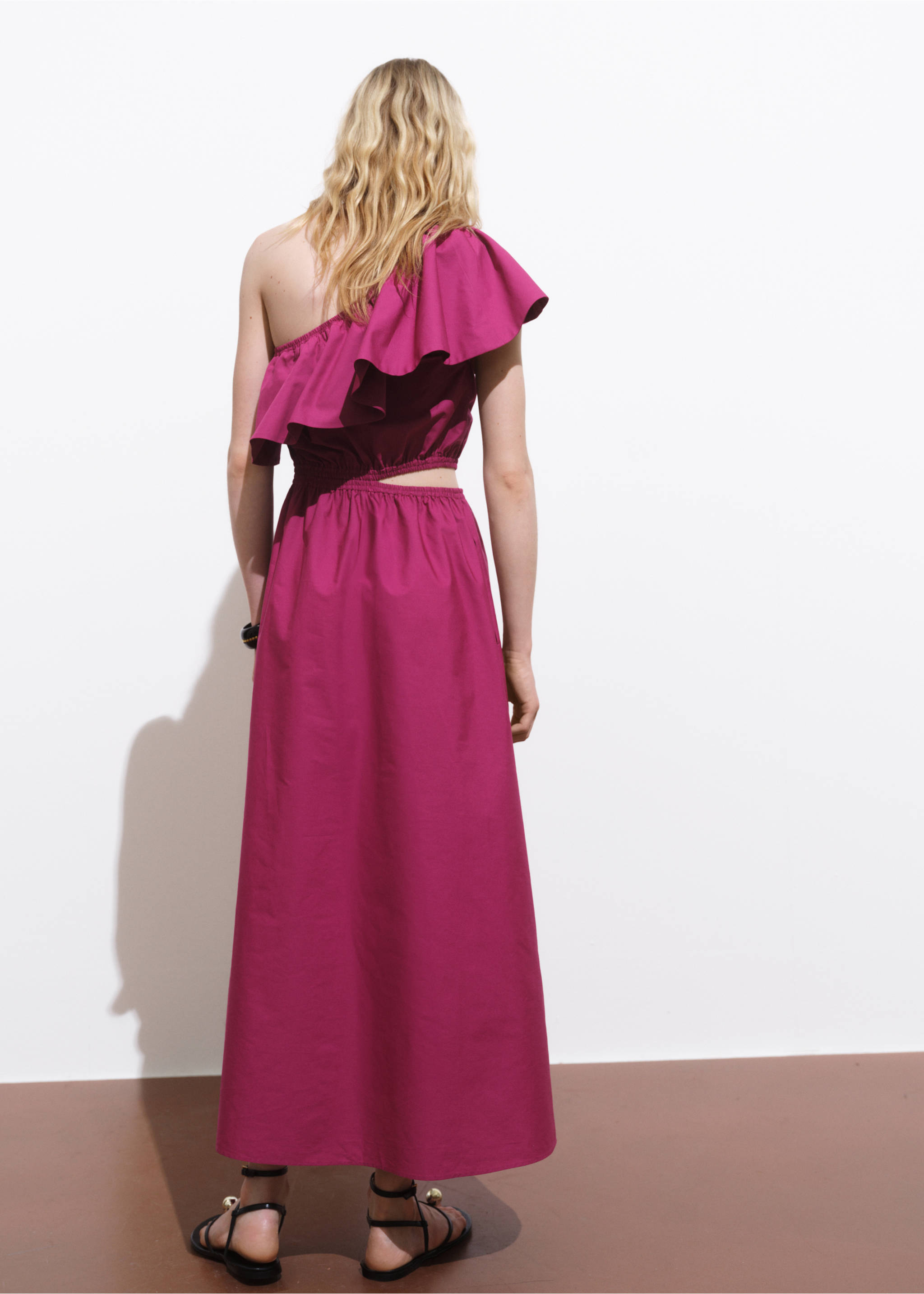 Asymmetrical dress with cut-out - Reverse of the article, Fuchsia. Ref: 17001278-00.