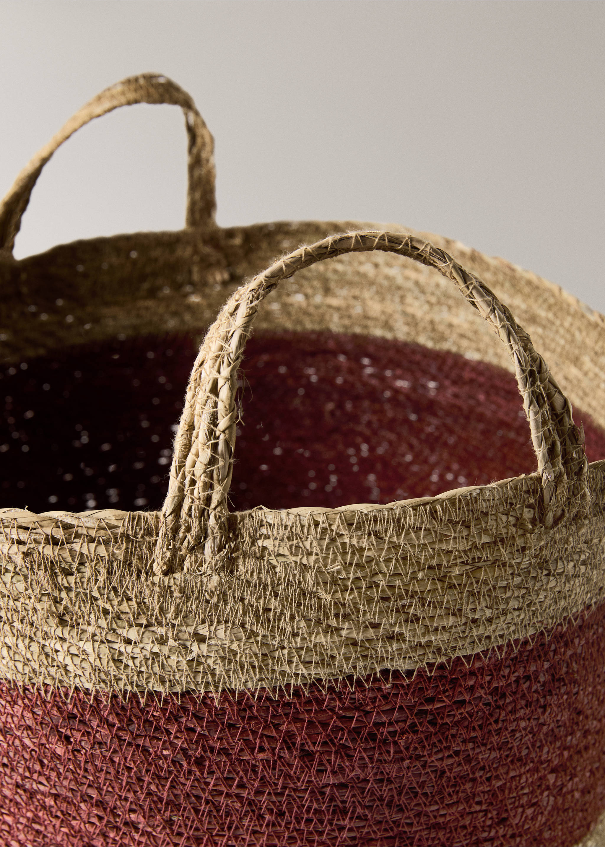 Round two-tone seagrass basket - Details of the article 1, Maroon. Ref: 17001537-00.
