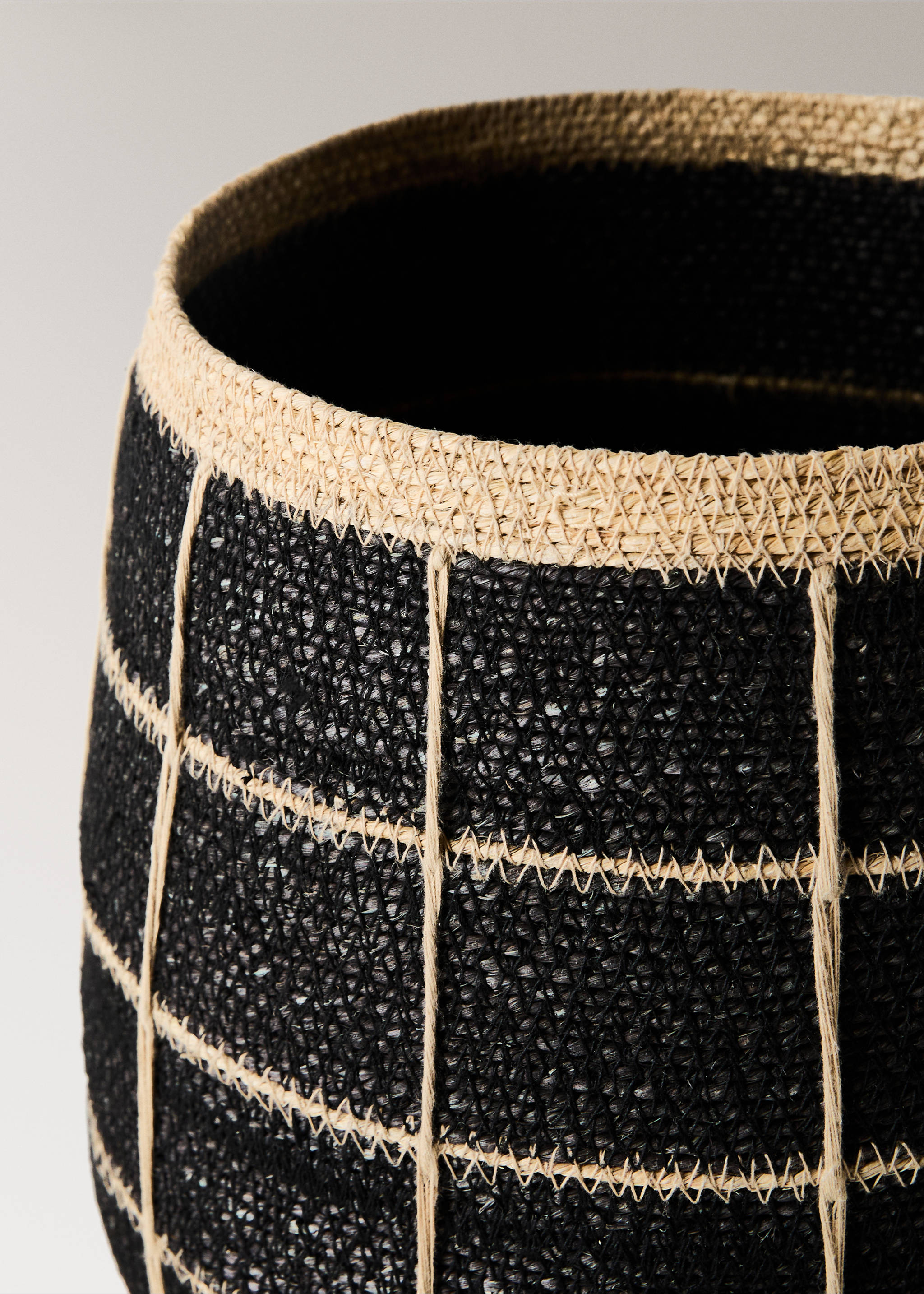 Panier moyen en jonc de mer à carreaux - Détail de l'article 1, Noir. Ref: 17001550-00.