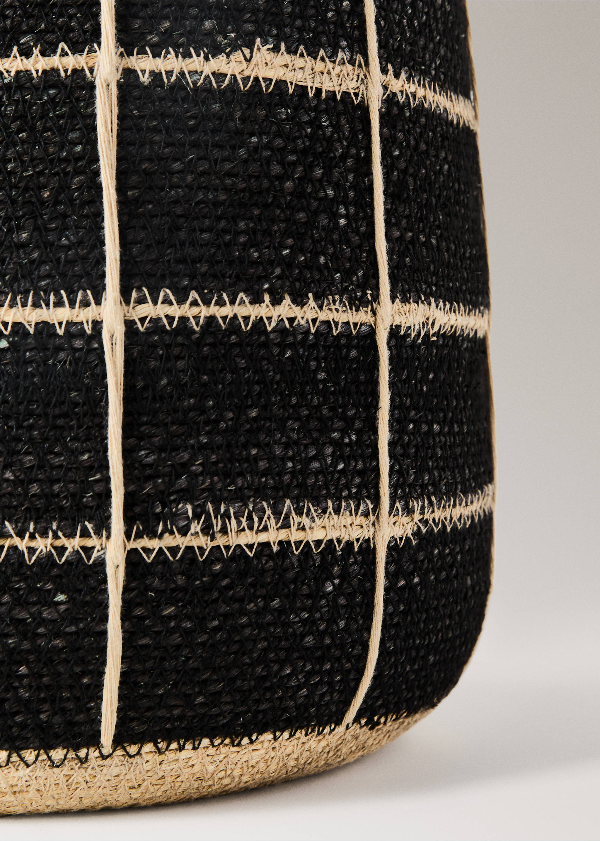 Panier moyen en jonc de mer à carreaux - Détail de l'article 2, Noir. Ref: 17001550-00.