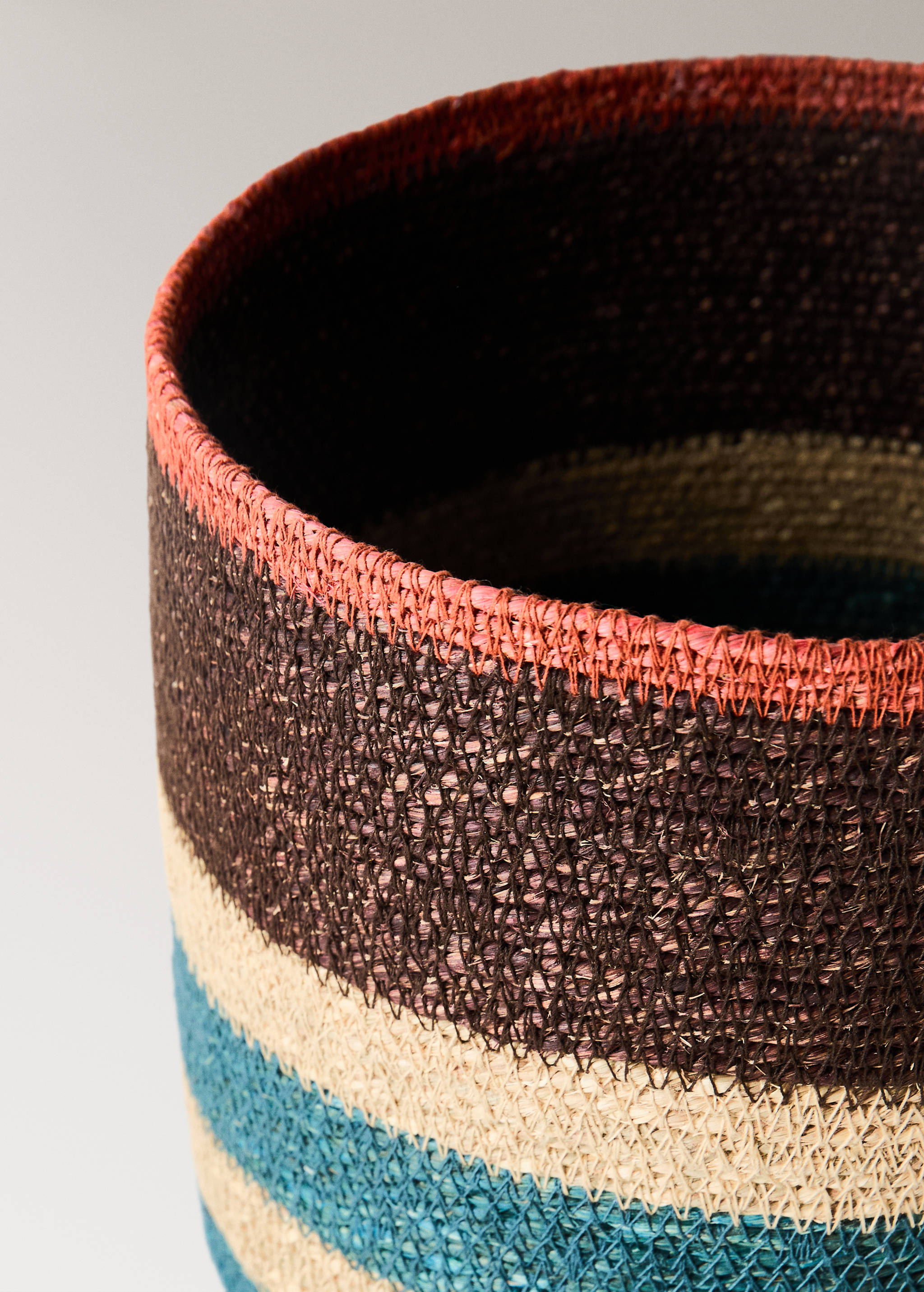 Small multi-coloured seagrass basket - Details of the article 1