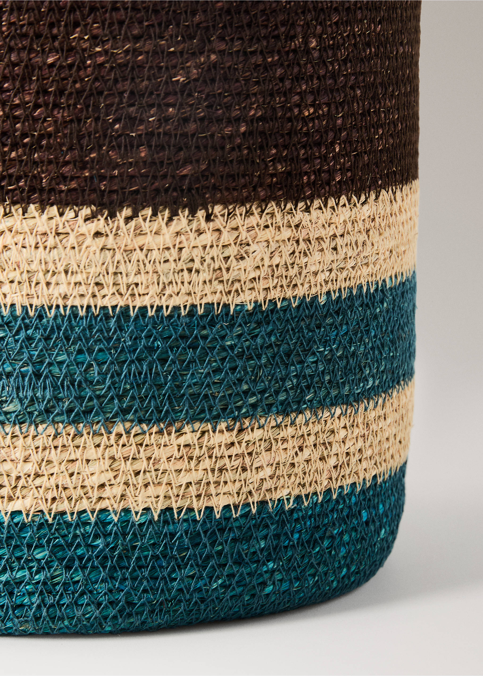 Small multi-coloured seagrass basket - Details of the article 2, Chocolate. Ref: 17001554-00.