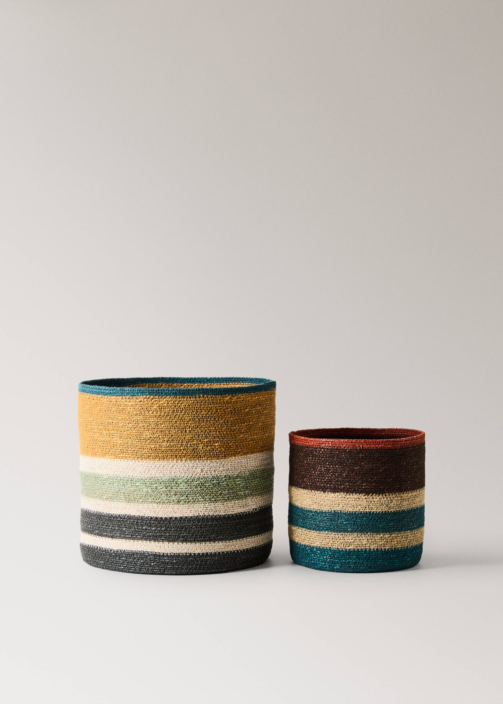 Small multi-coloured seagrass basket - Details of the article 3