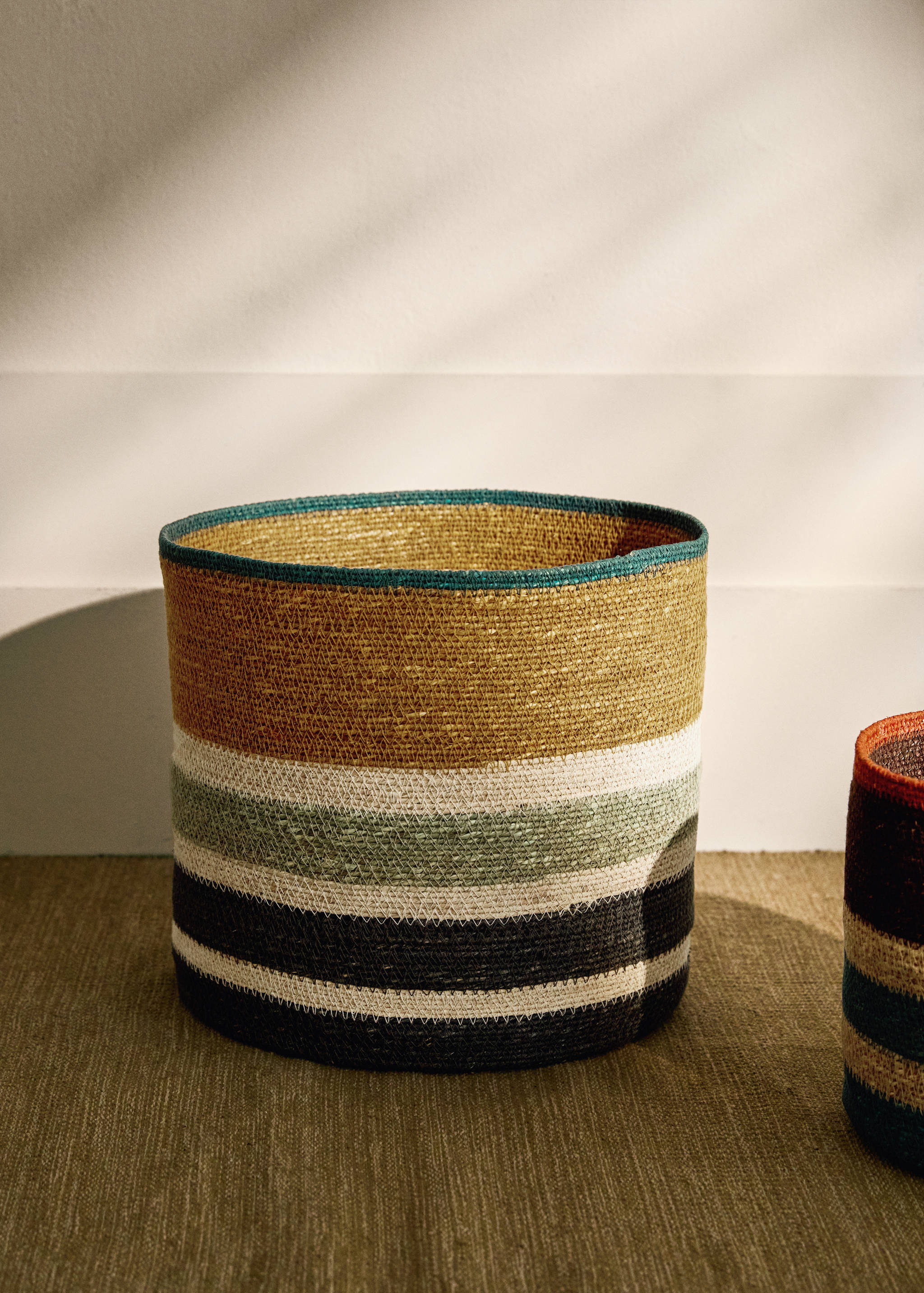 Medium multi-coloured seagrass basket - General plane