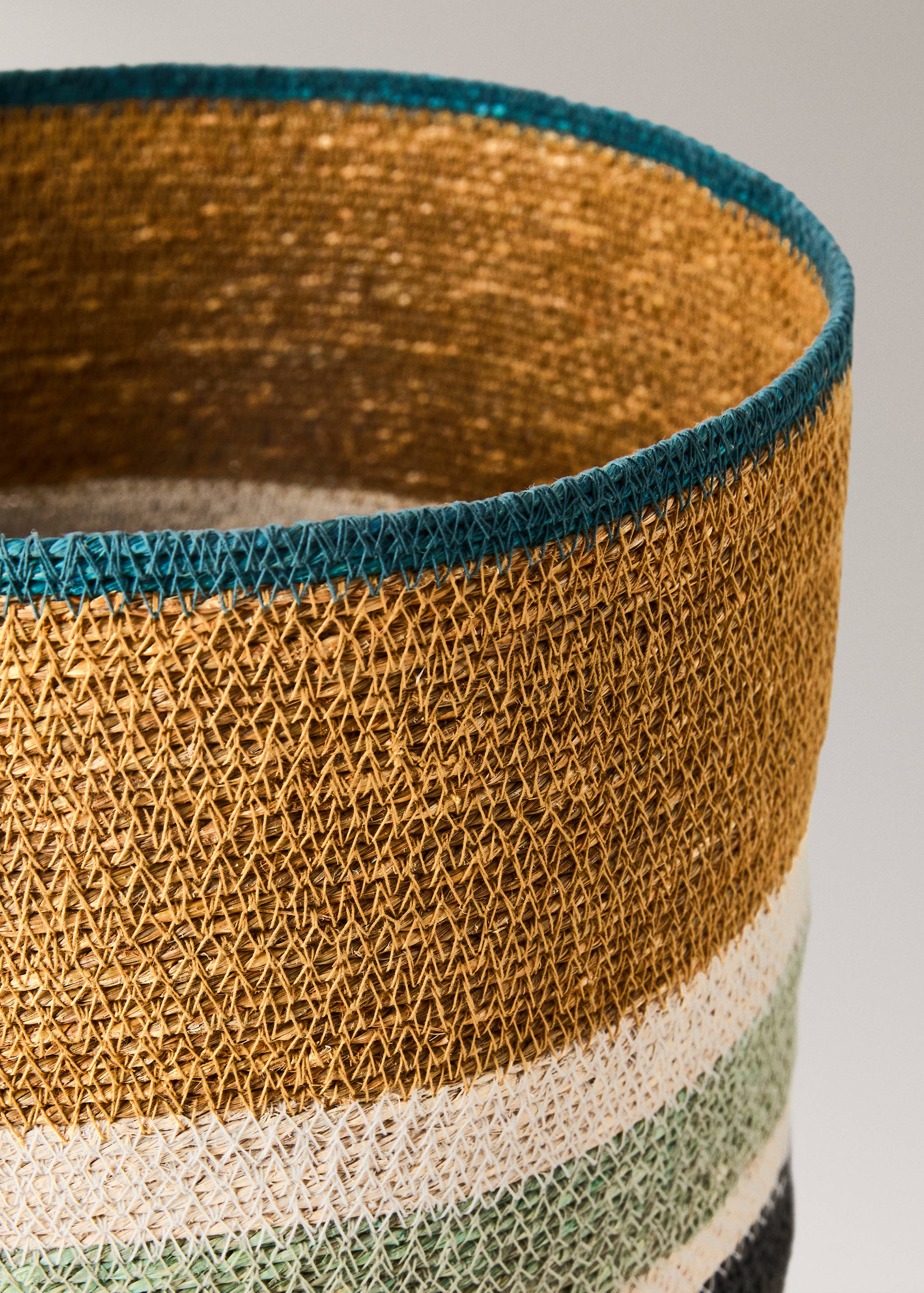 Medium multi-coloured seagrass basket - Details of the article 1
