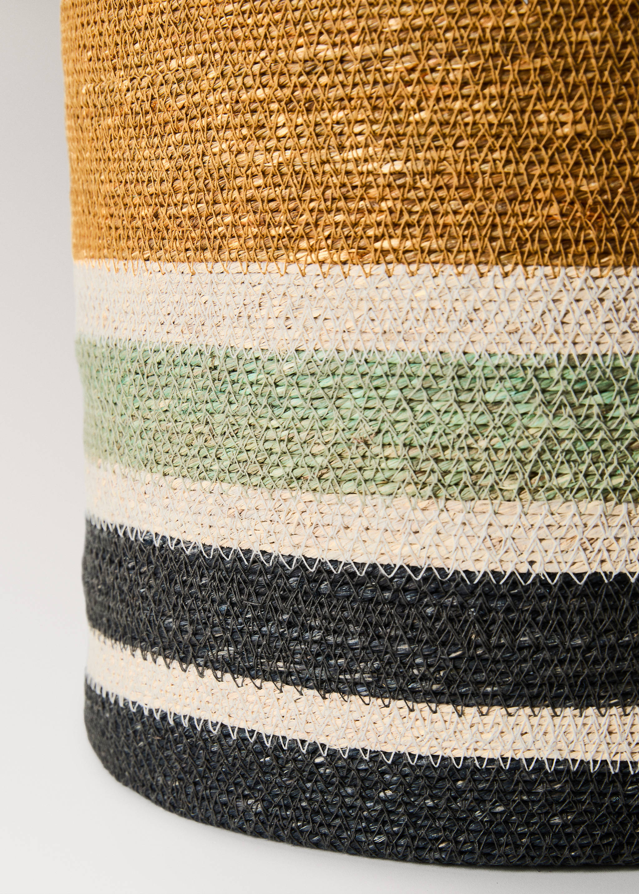 Medium multi-coloured seagrass basket - Details of the article 2