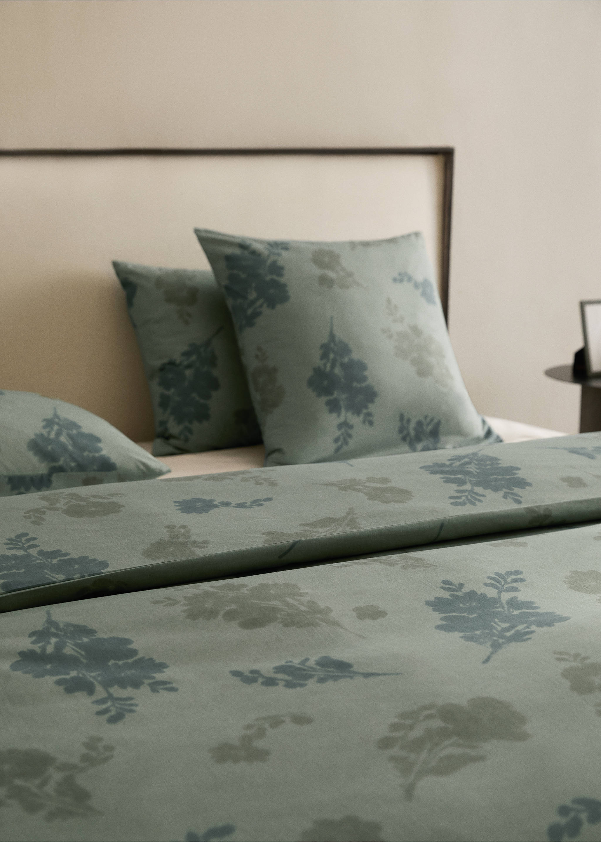 Sage green floral duvet cover with matching pillowcases., Aqua Green. Ref: 17001629-00.