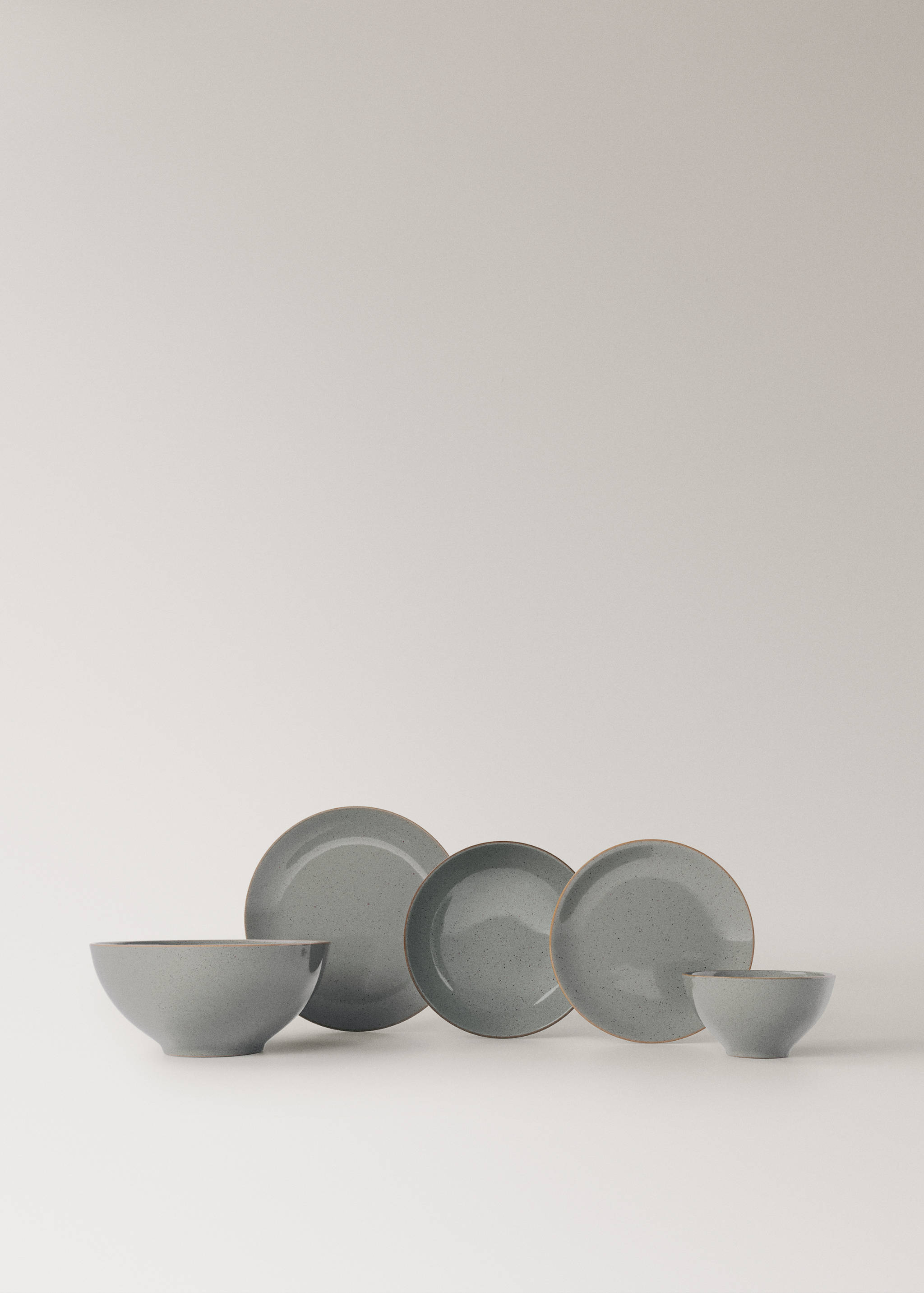 Stoneware bowl with spots - Details of the article 3