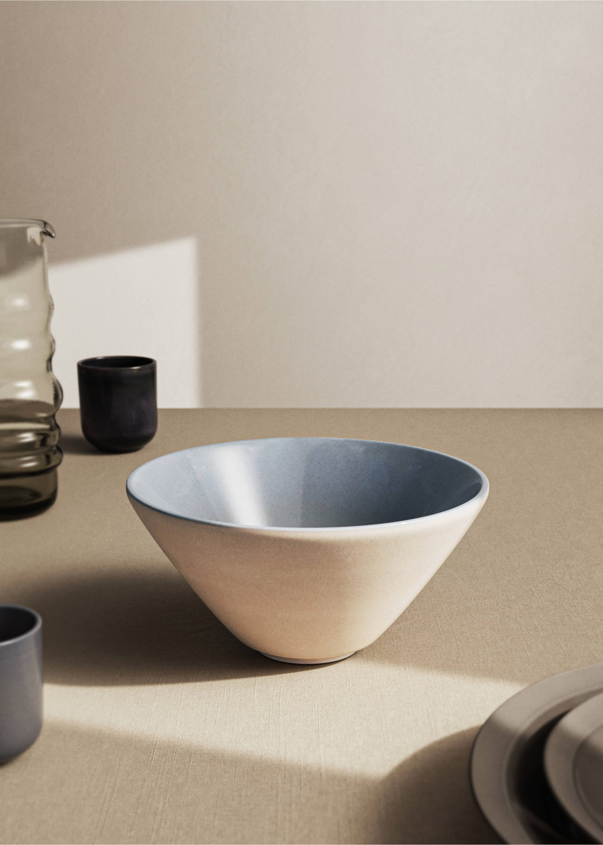 Ceramic bowl with a cream exterior and glossy blue interior., Night Blue. Ref: 17002047-00.
