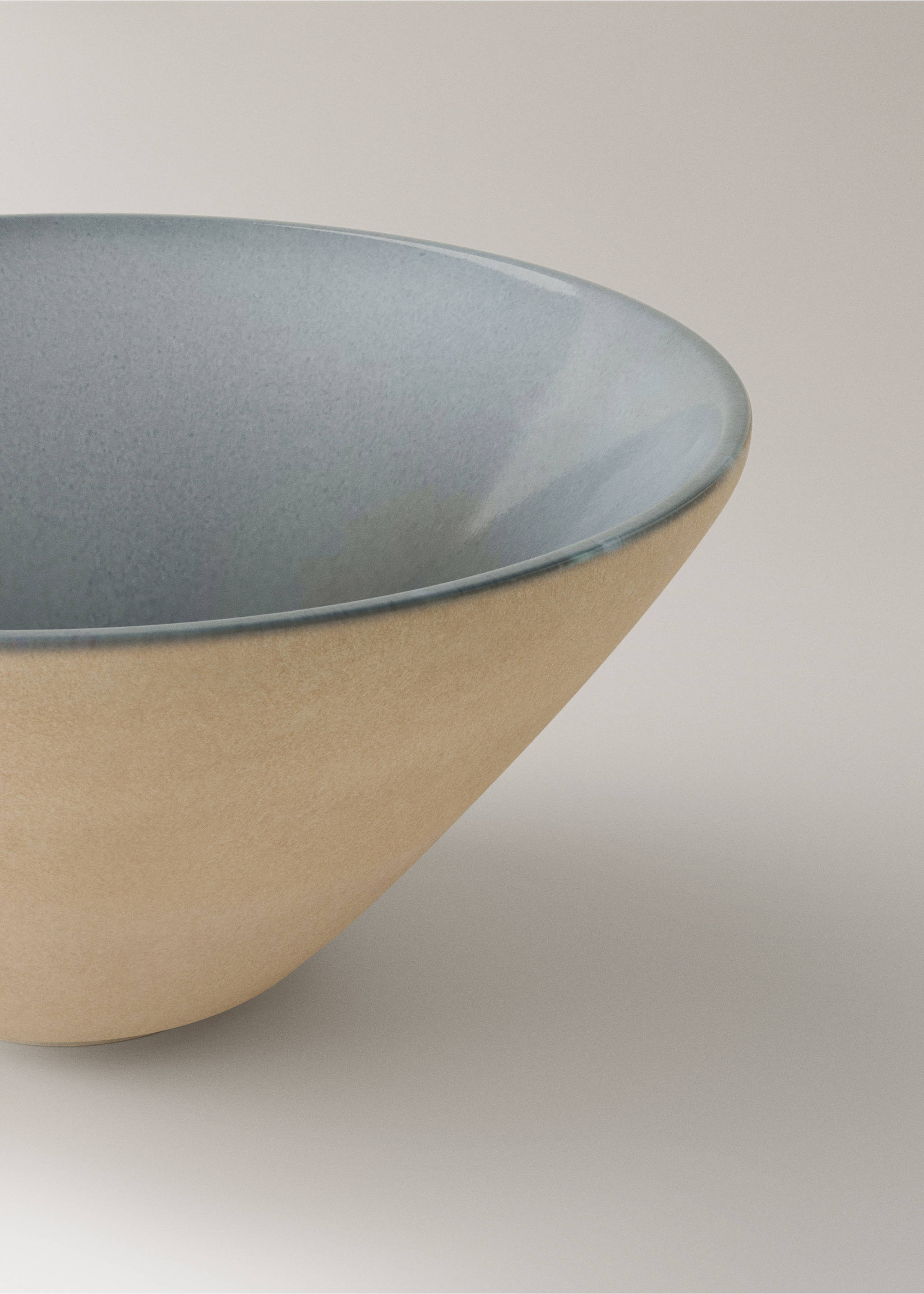 Ceramic bowl with a matte beige exterior and a glossy grey-blue interior., Night Blue. Ref: 17002047-00.
