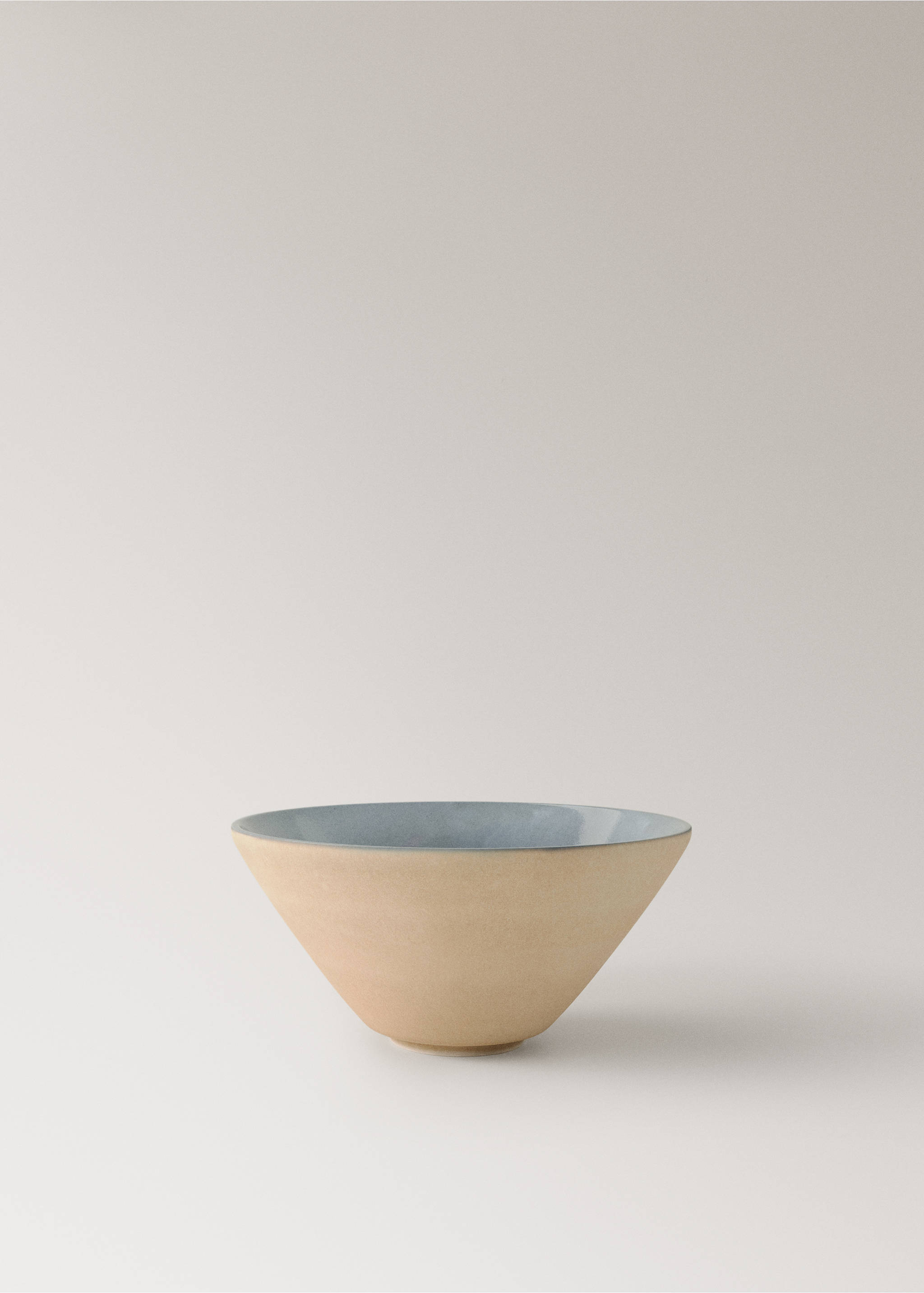 Ceramic bowl in matte beige with a smooth light blue interior., Night Blue. Ref: 17002047-00.