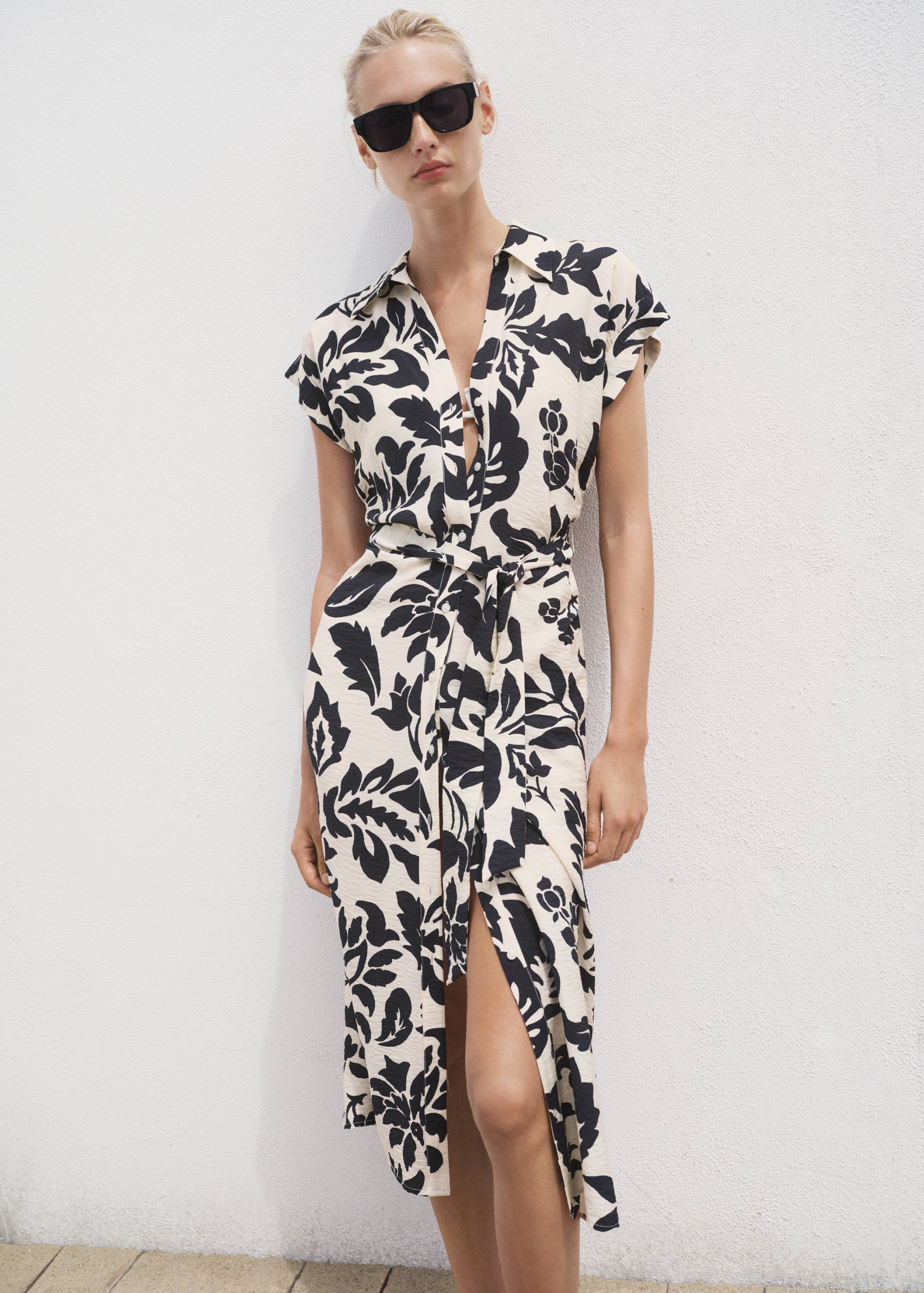 Hemdblusenkleid mit floralem Muster - Mittlere Ansicht