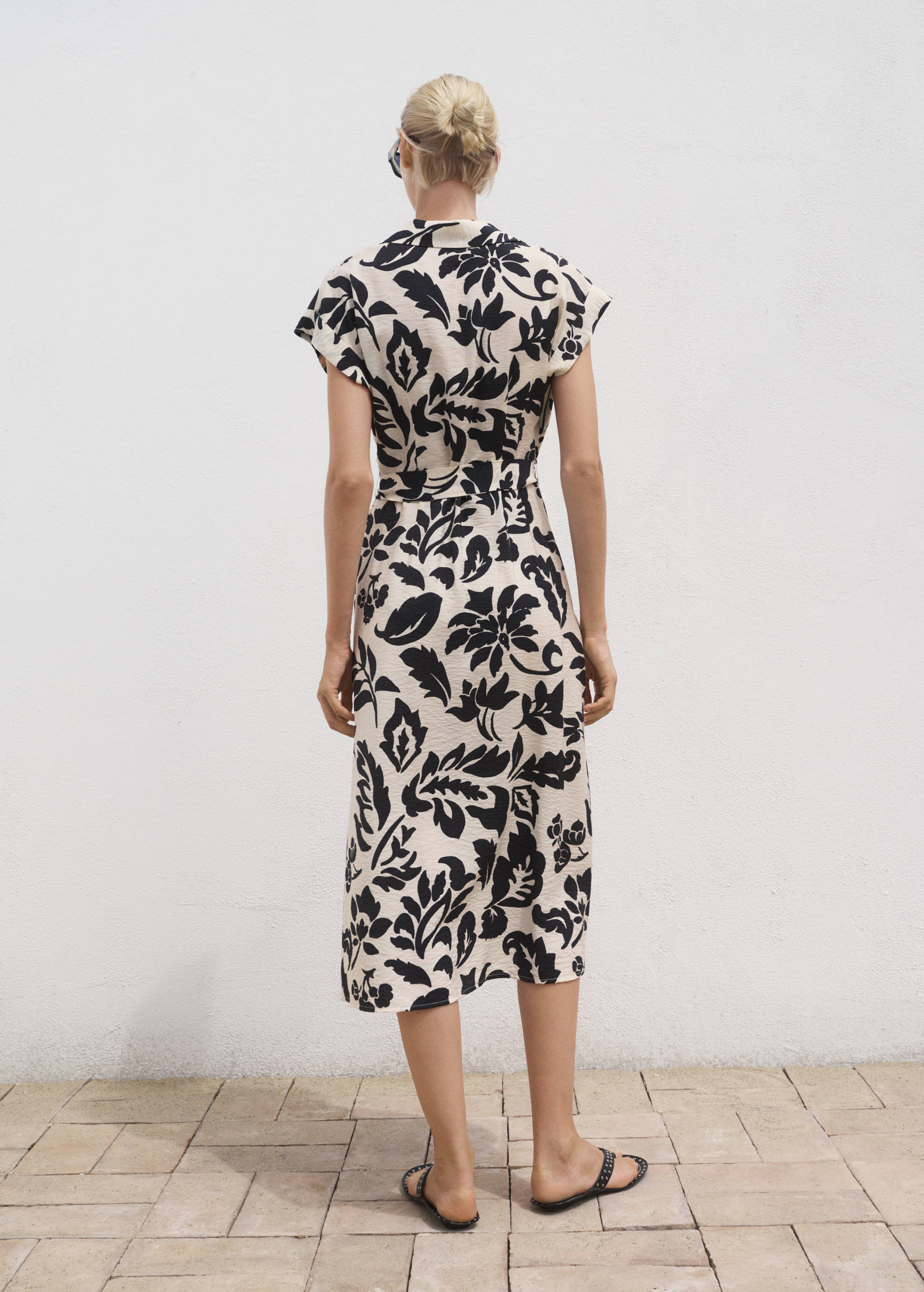 Hemdblusenkleid mit floralem Muster - Rückseite des Artikels