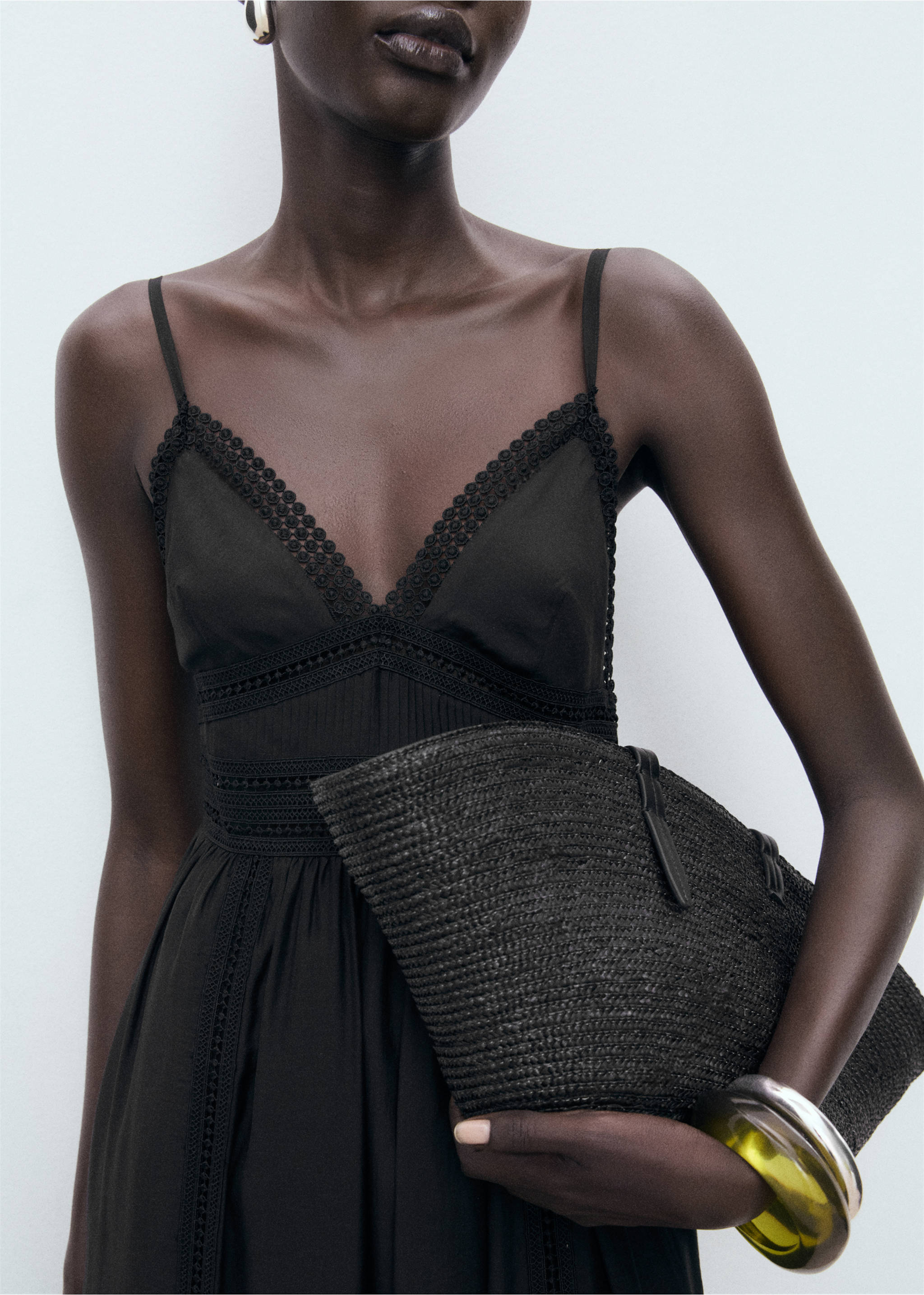 Long dress with lace details - Medium plane, Black. Ref: 17002539-00.