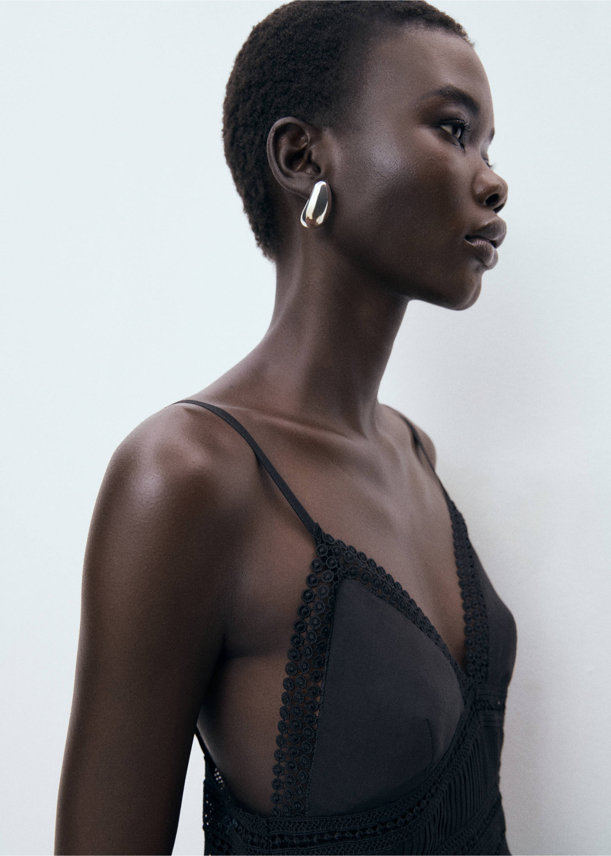 Long dress with lace details - Details of the article 1, Black. Ref: 17002539-00.