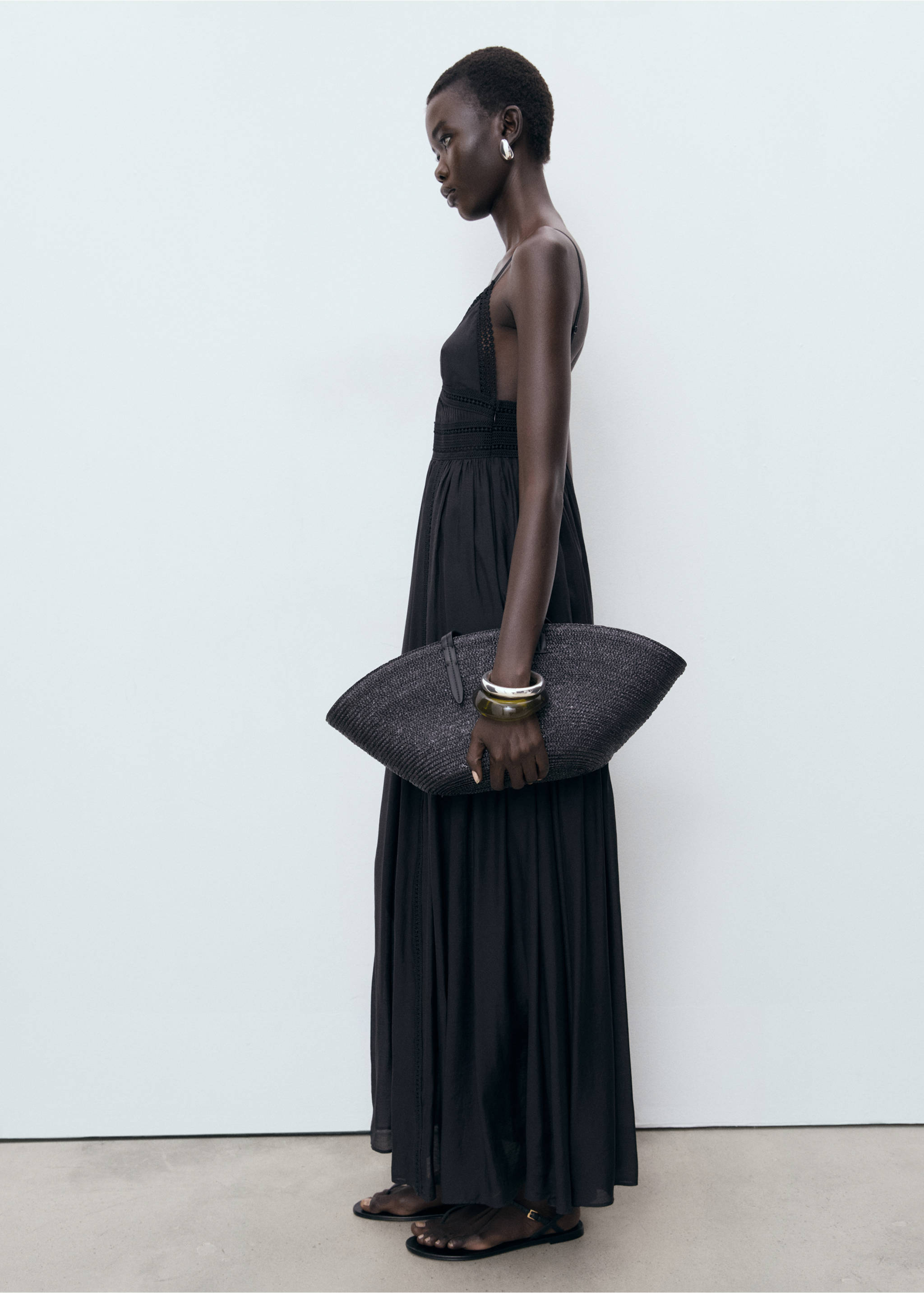 Long dress with lace details - Details of the article 3, Black. Ref: 17002539-00.