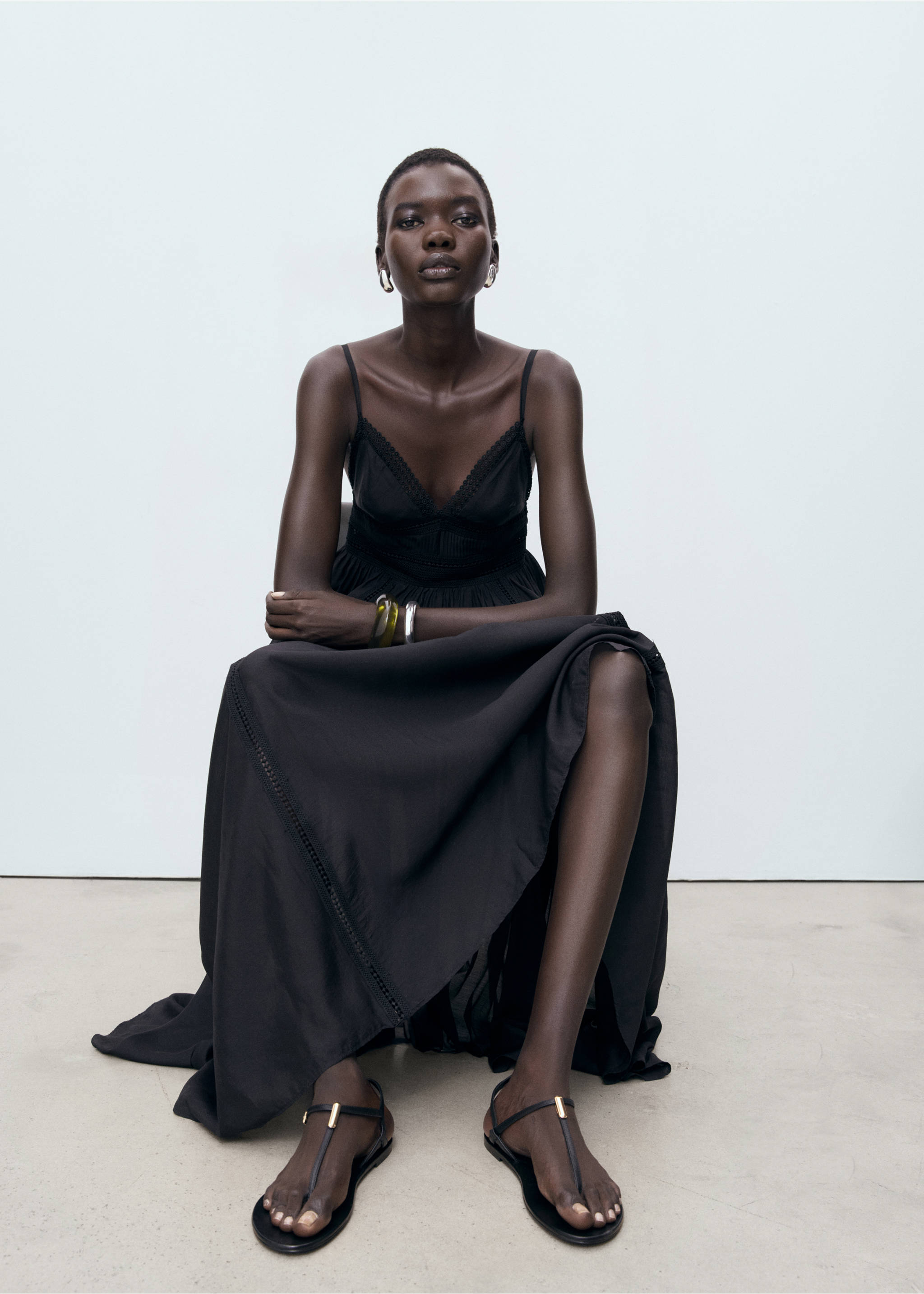 Long dress with lace details - Details of the article 2, Black. Ref: 17002539-00.