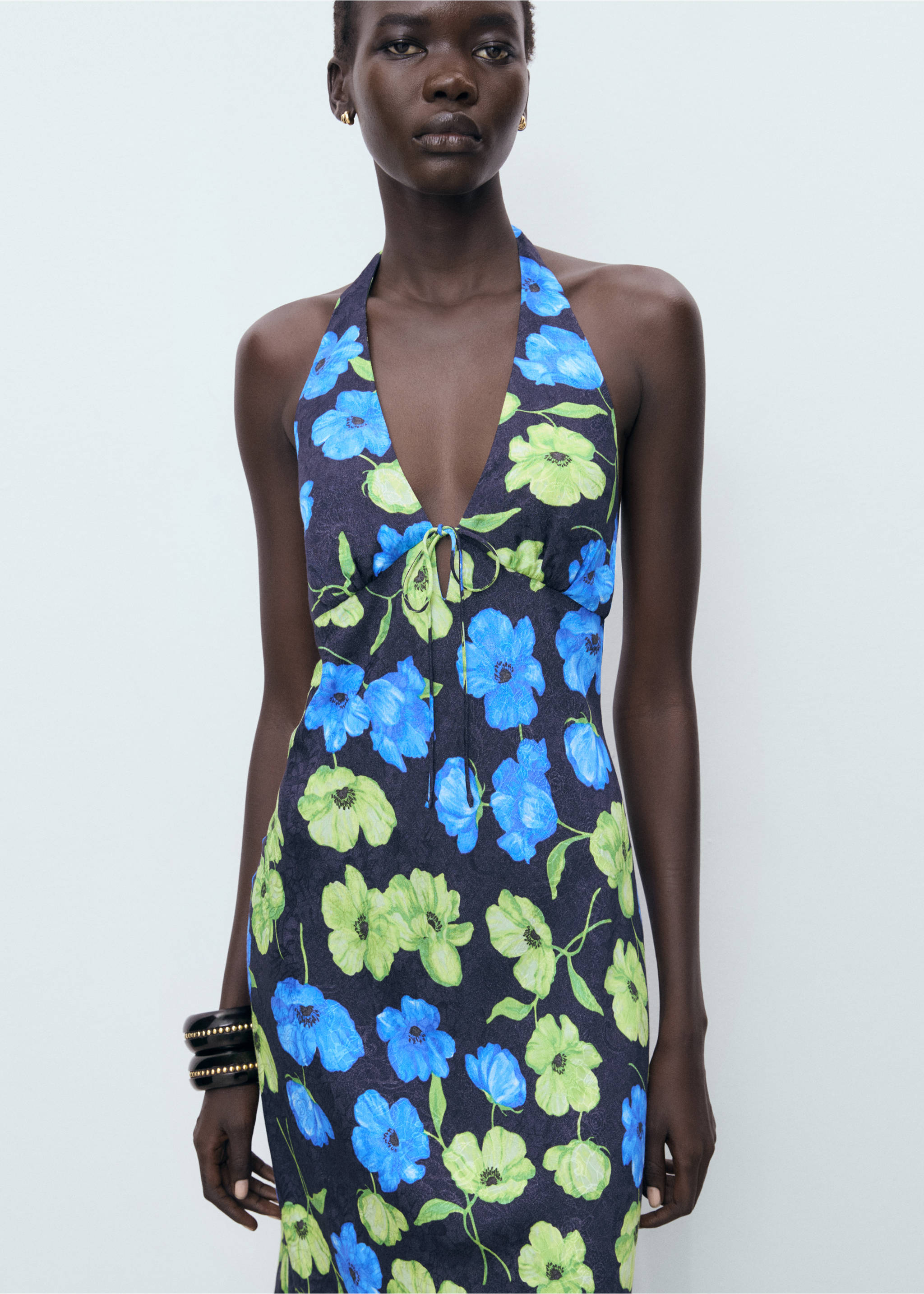 Vestido cuello halter estampado floral - Plano medio, Negro. Ref: 17002541-00.