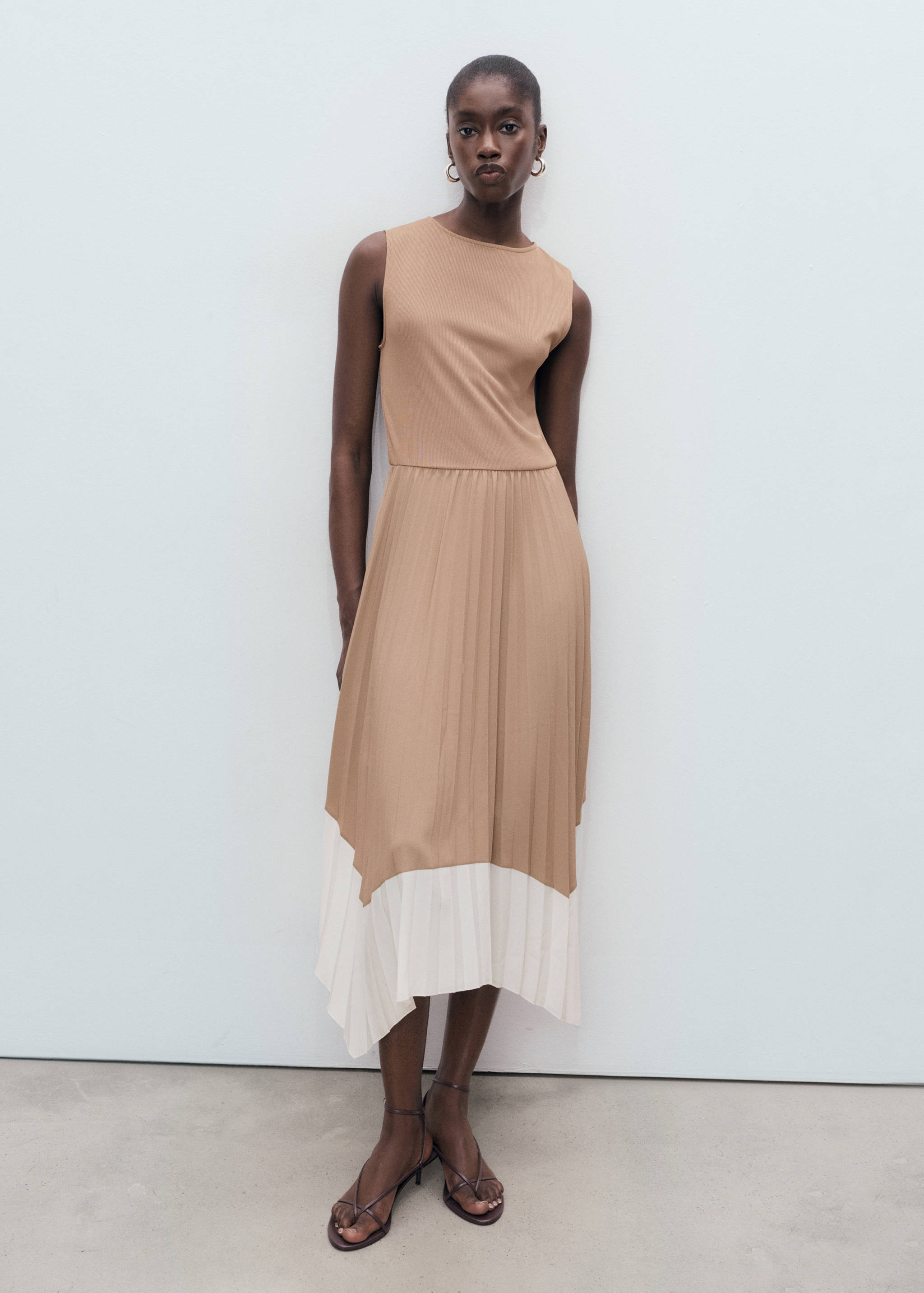 Combined pleated dress - General plane
