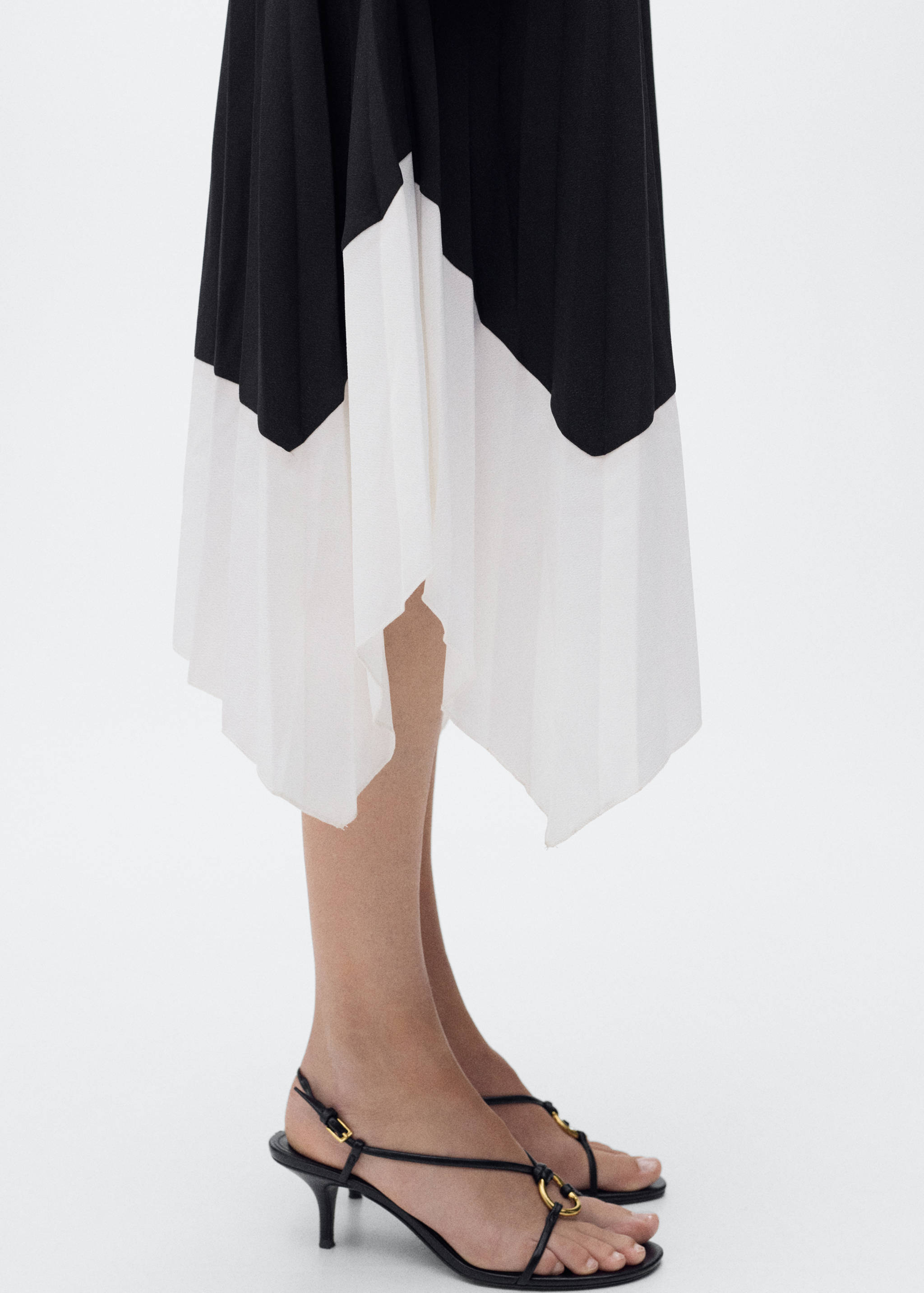 Combined pleated dress - Details of the article 3