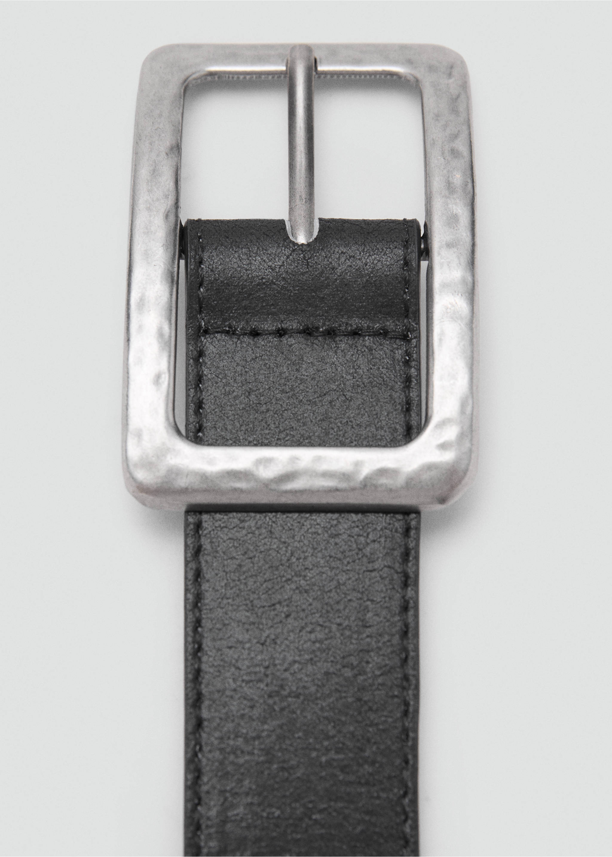 Textured square buckle belt - Medium plane, Black. Ref: 17002548-00.