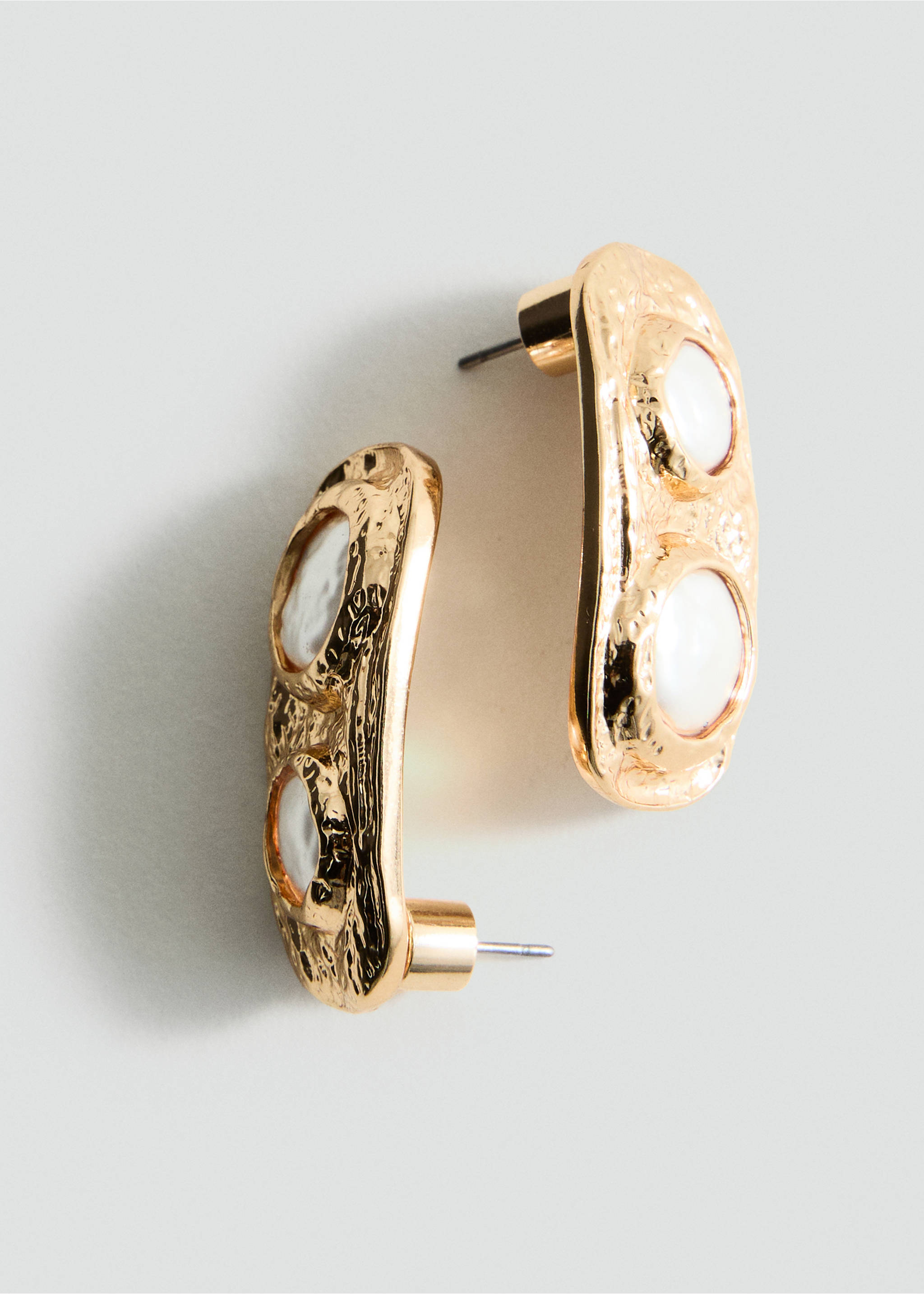 Boucles d'oreilles texturées et combinées - Plan moyen, Or. Ref: 17002550-00.