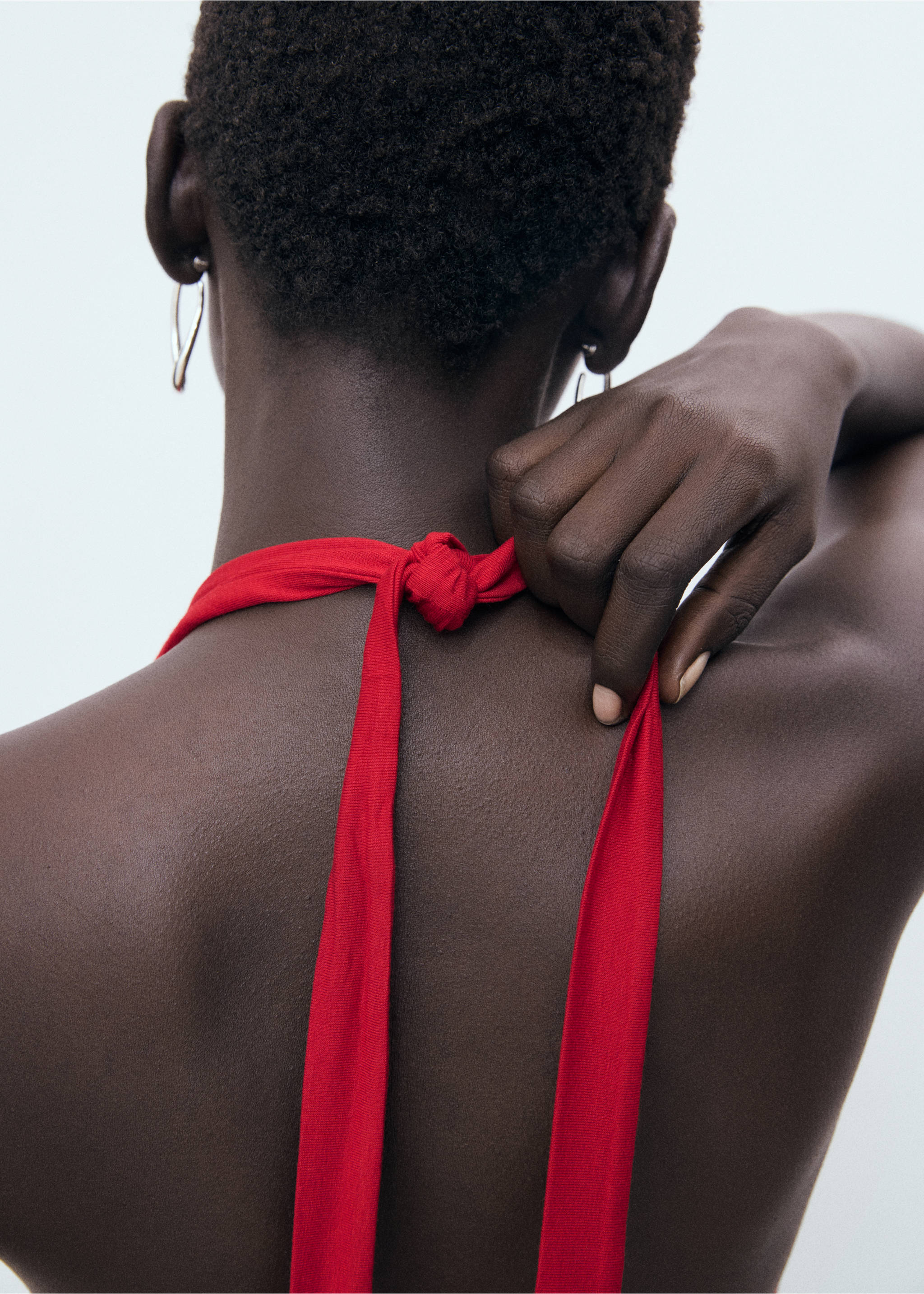 V-neck top with open back - Details of the article 3, Red. Ref: 17002912-00.