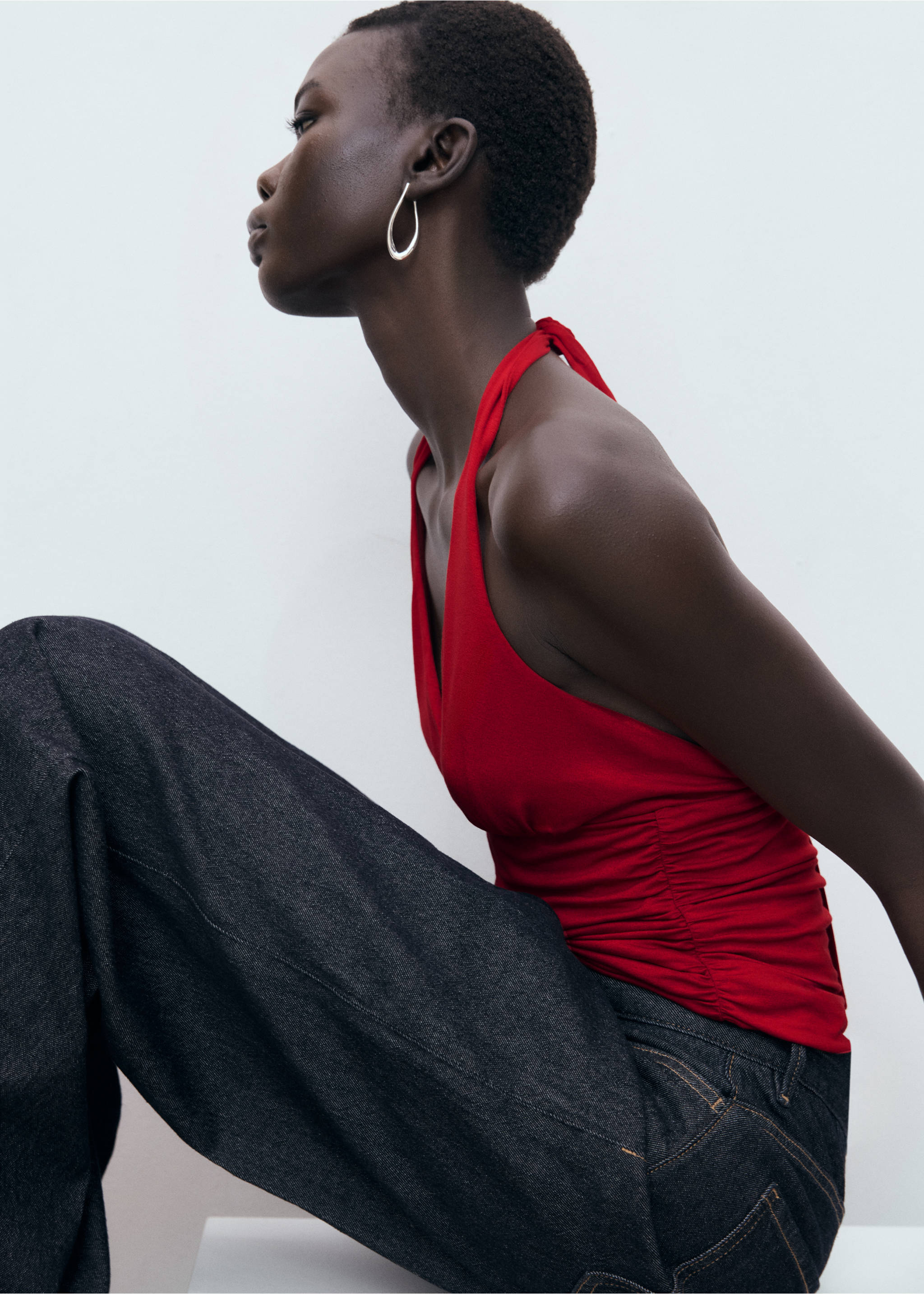 V-neck top with open back - Details of the article 2, Red. Ref: 17002912-00.