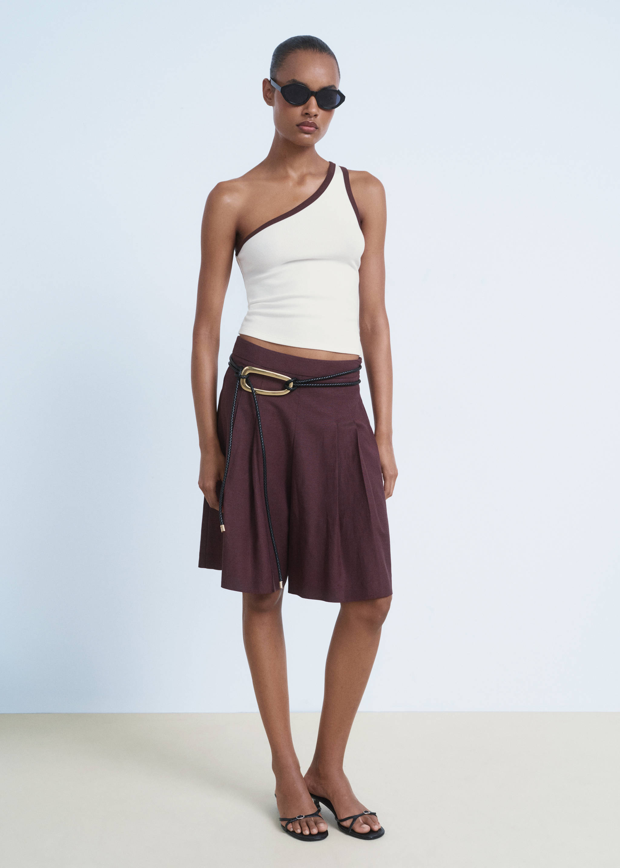 Asymmetrical top with contrasting trim - General plane