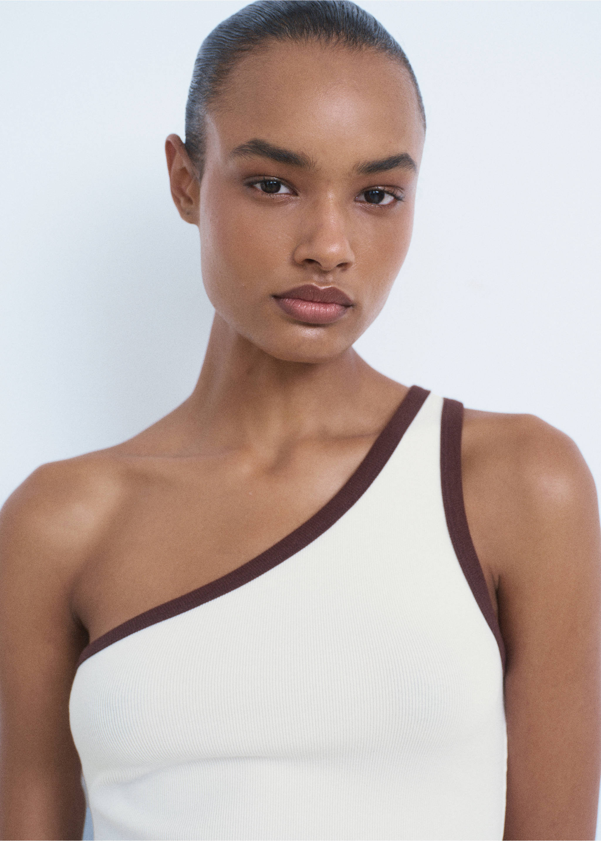 Asymmetrical top with contrasting trim - Details of the article 1, Ecru. Ref: 17002913-00.