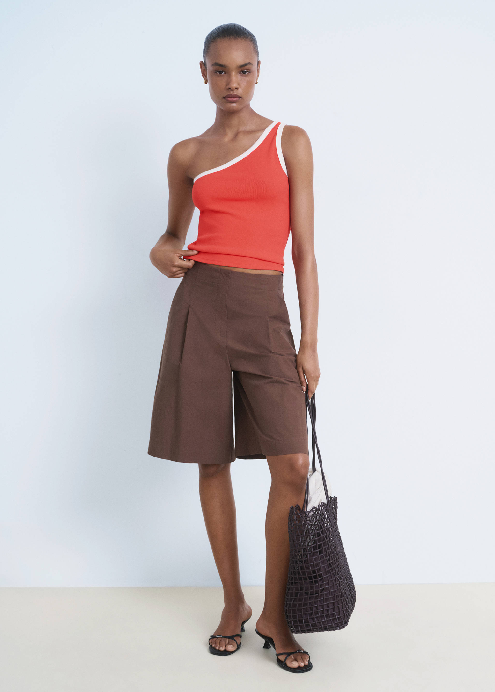 Asymmetrical top with contrasting trim - General plane