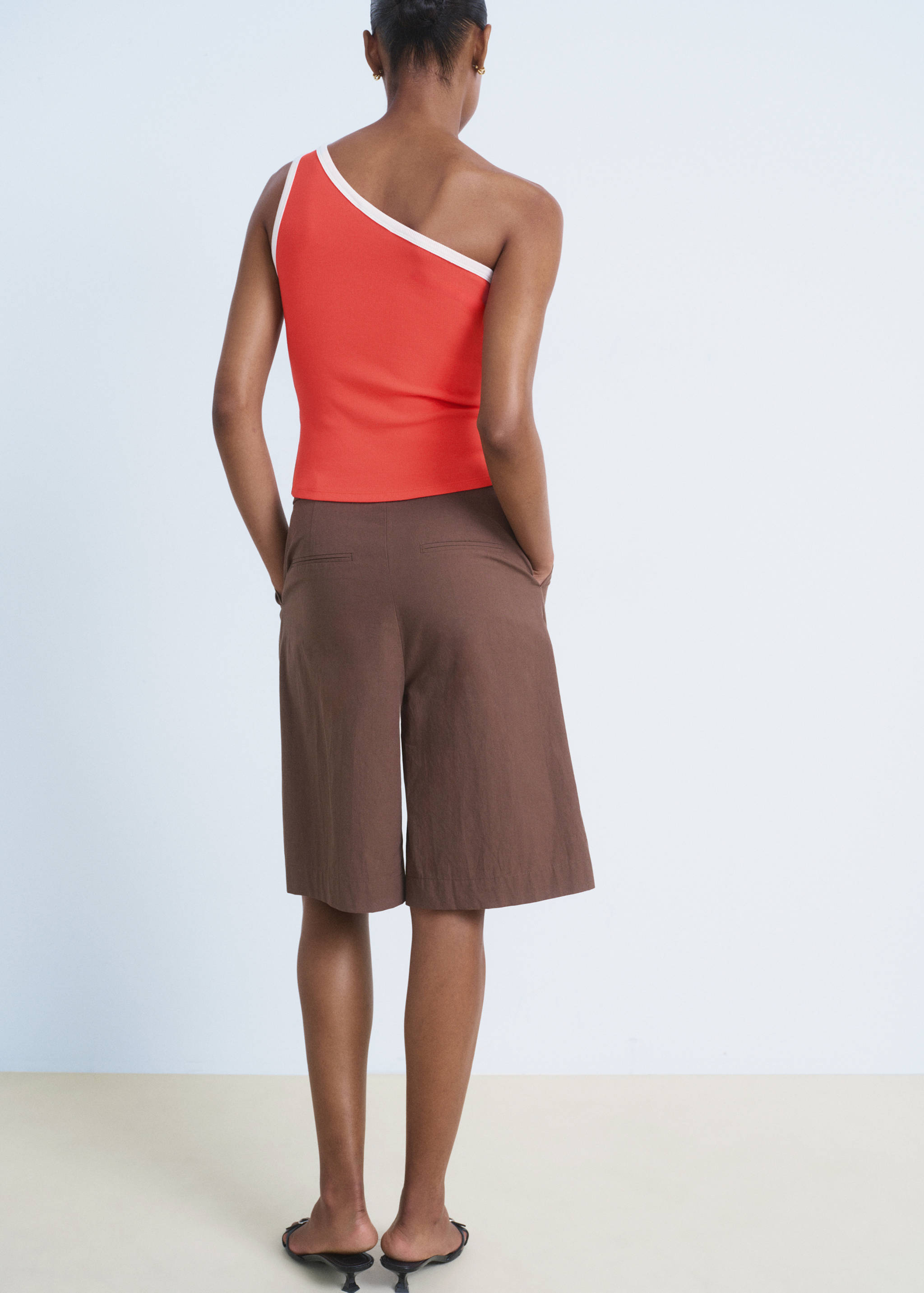 Asymmetrical top with contrasting trim - Reverse of the article