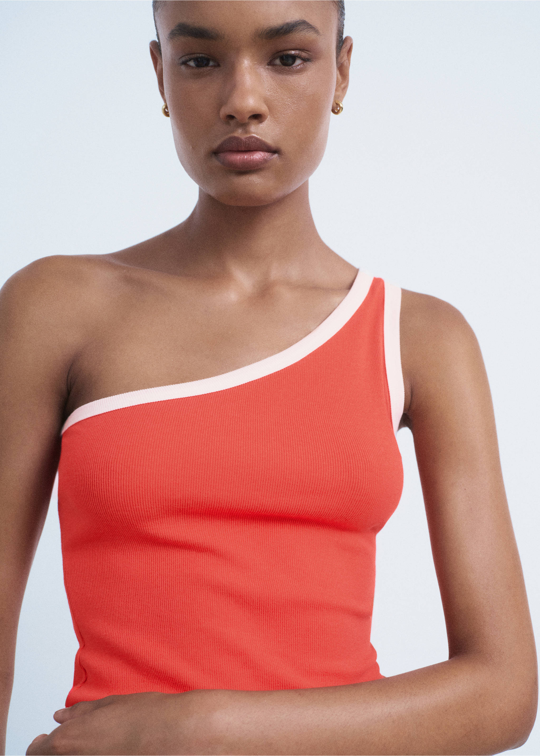 Asymmetrical top with contrasting trim - Details of the article 1, Red. Ref: 17002913-00.