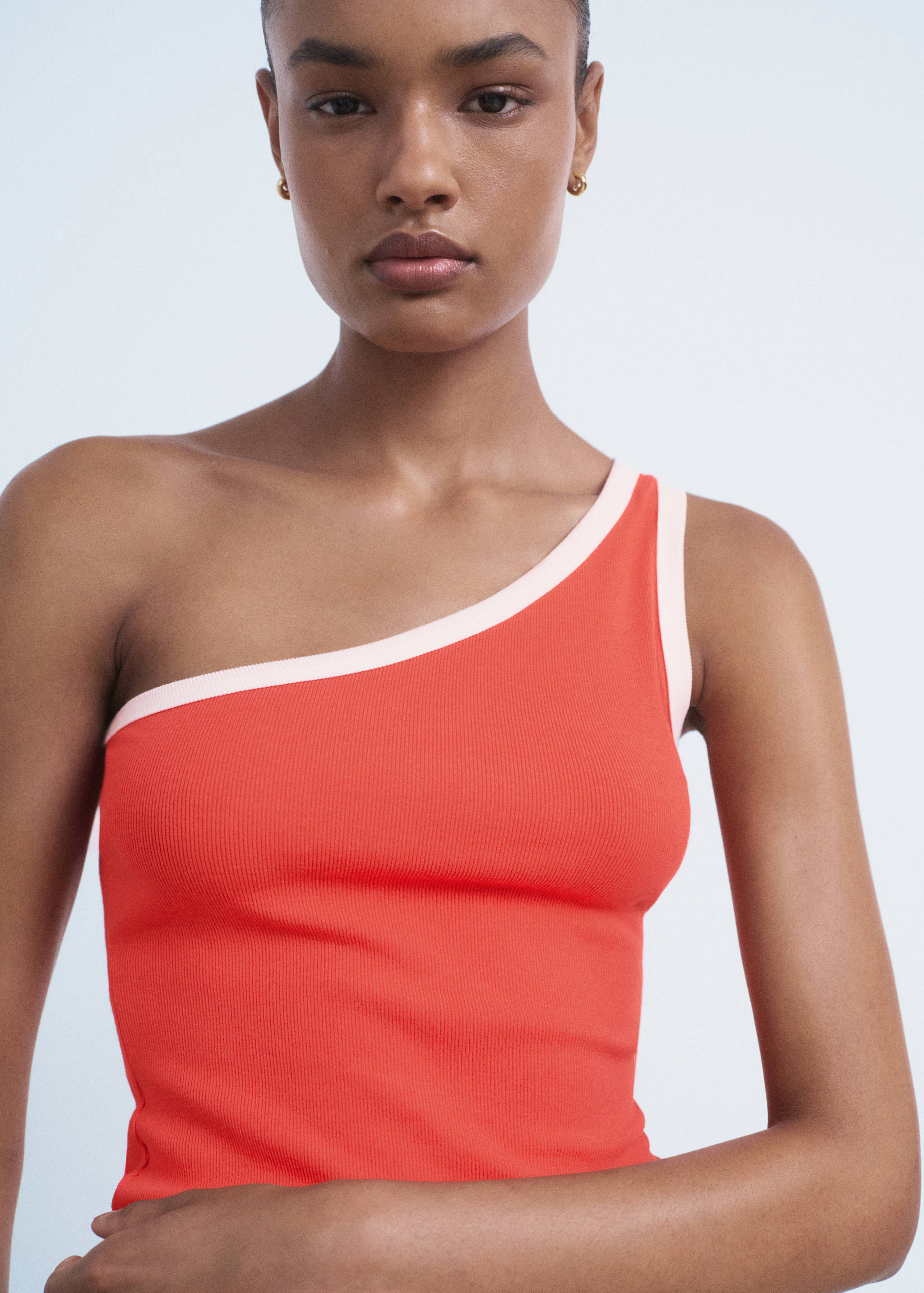 Asymmetrical top with contrasting trim - Details of the article 1