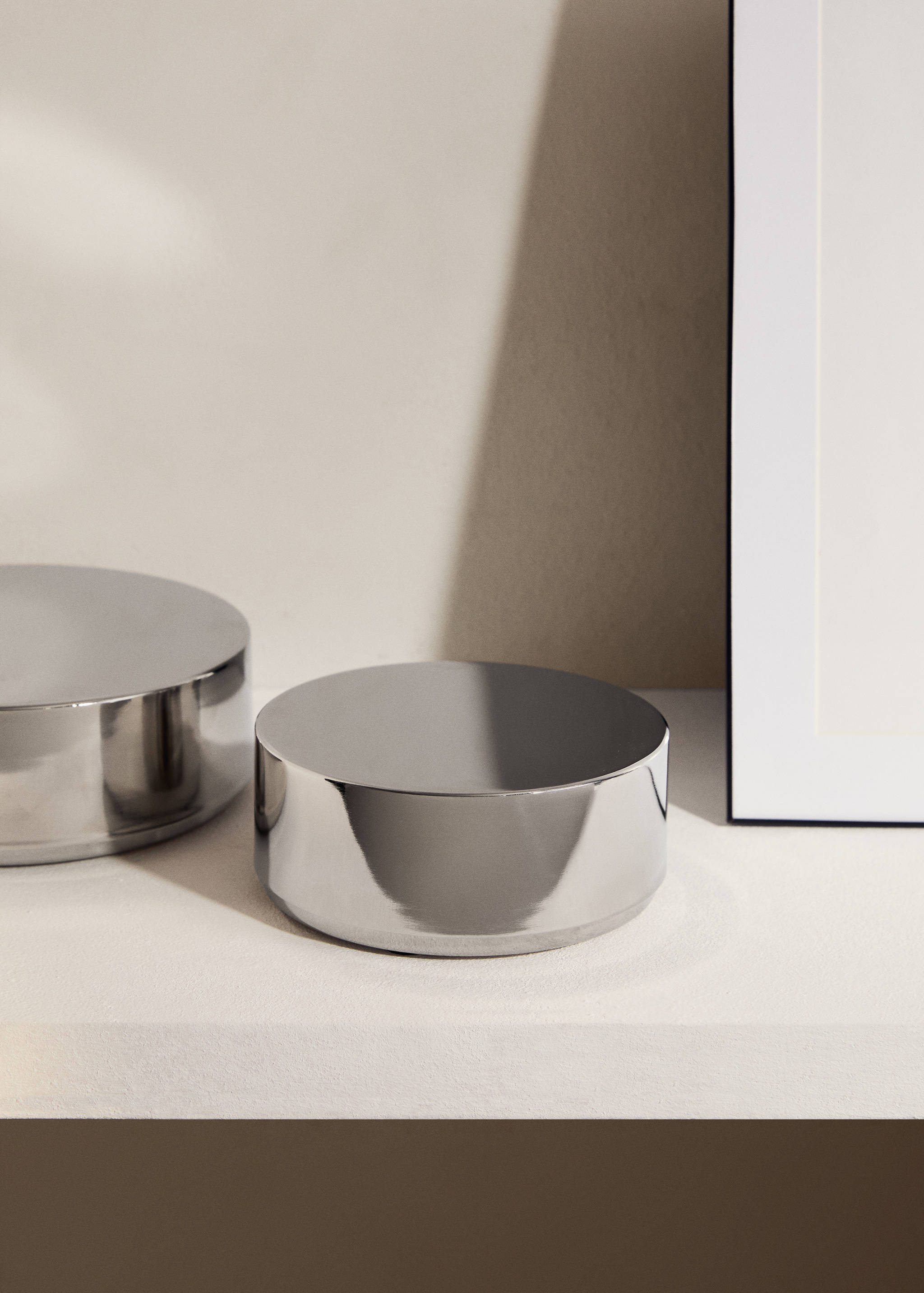Small round metal box - General plane