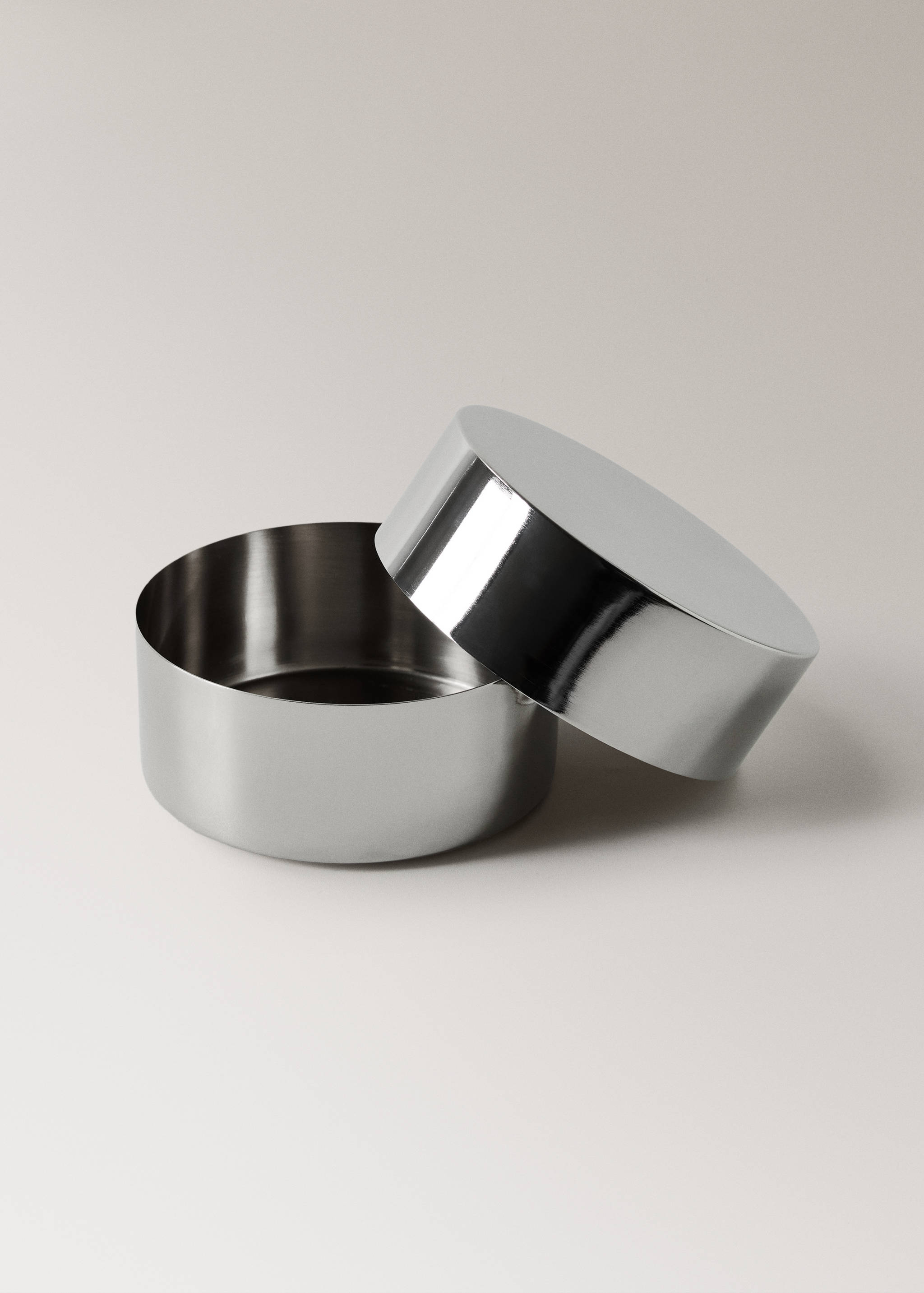 Small round metal box - Details of the article 2