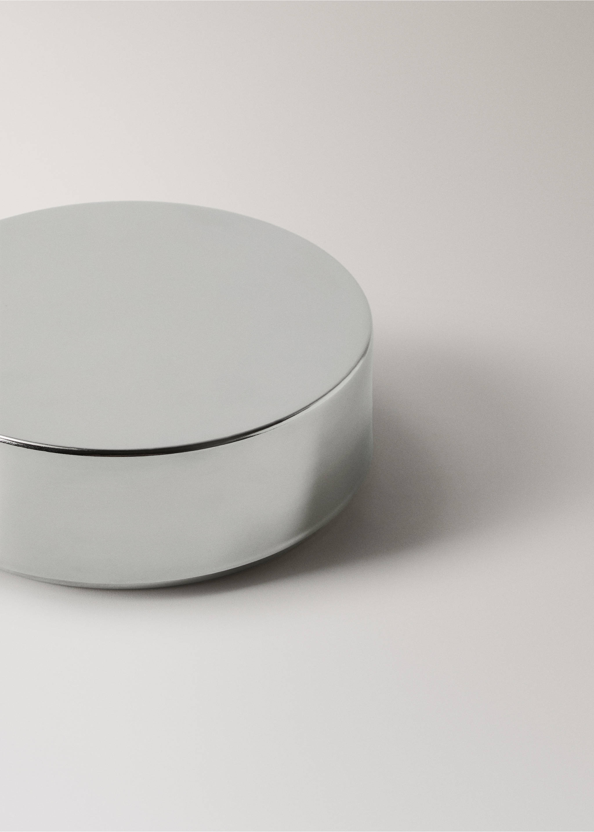 Medium round metal box - Details of the article 1, Silver. Ref: 17002927-00.