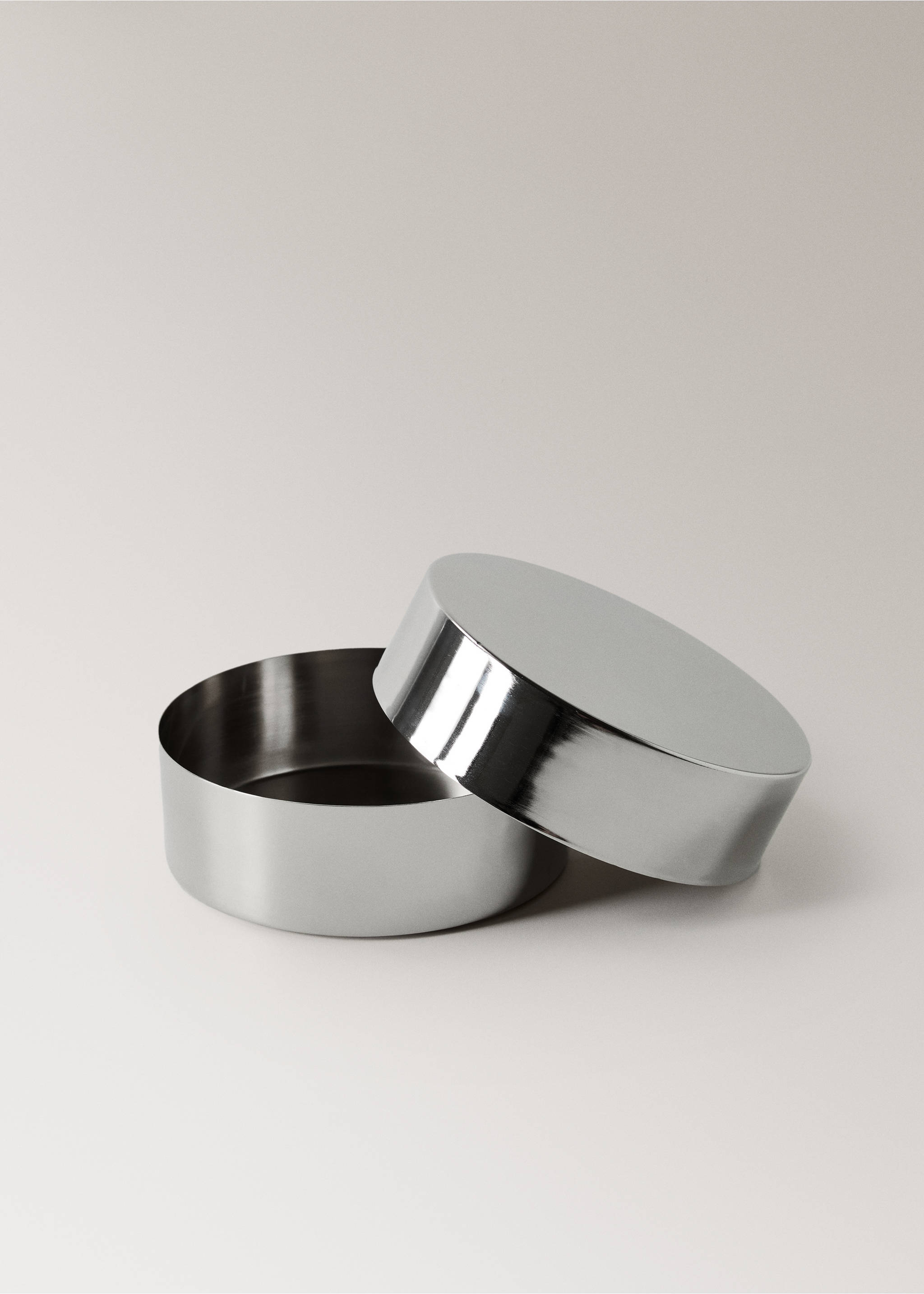 Medium round metal box - Details of the article 2, Silver. Ref: 17002927-00.